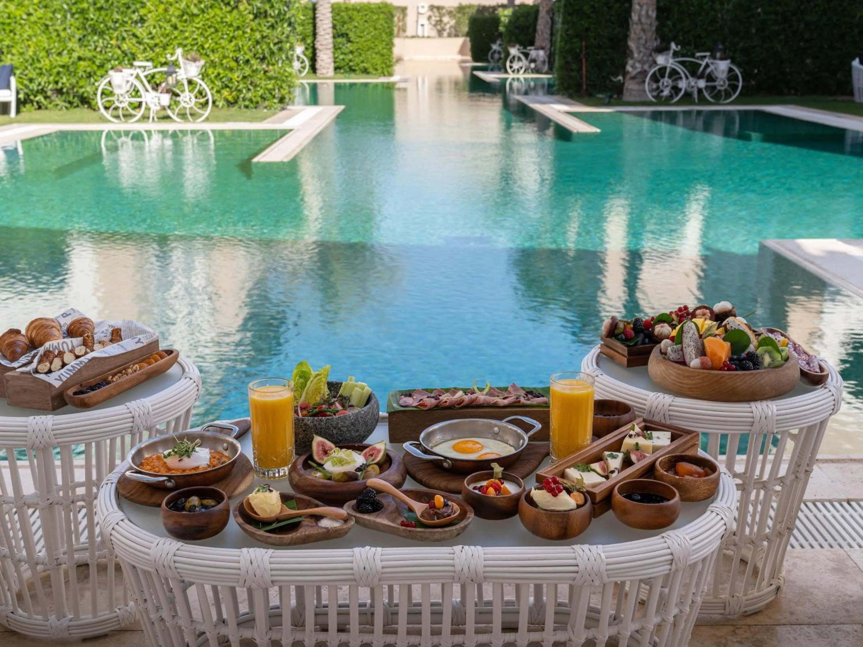 Lounge or bar in Club Privé By Rixos Saadiyat