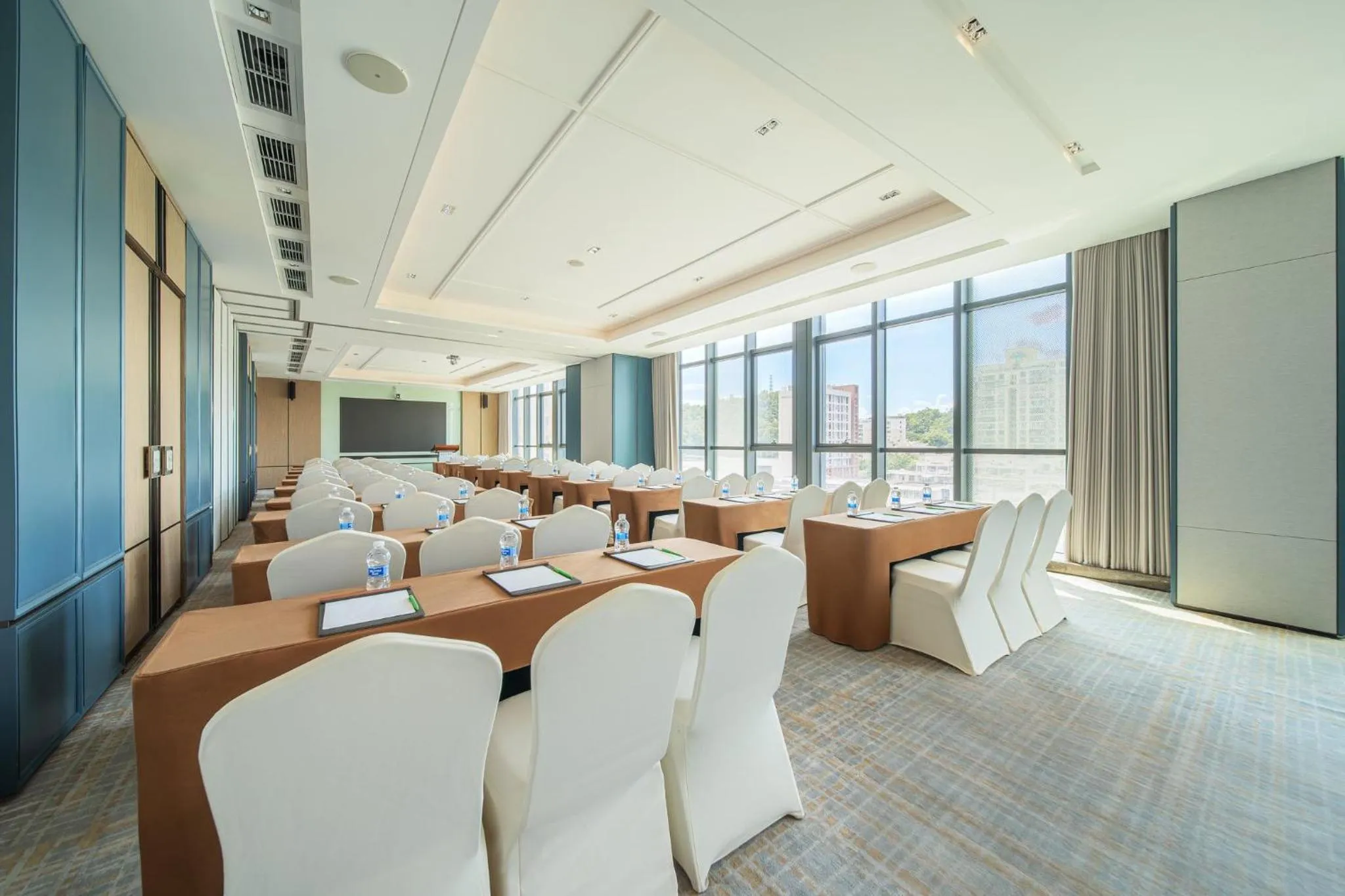 Meeting/conference room in Holiday Inn Zhuhai City Center by IHG