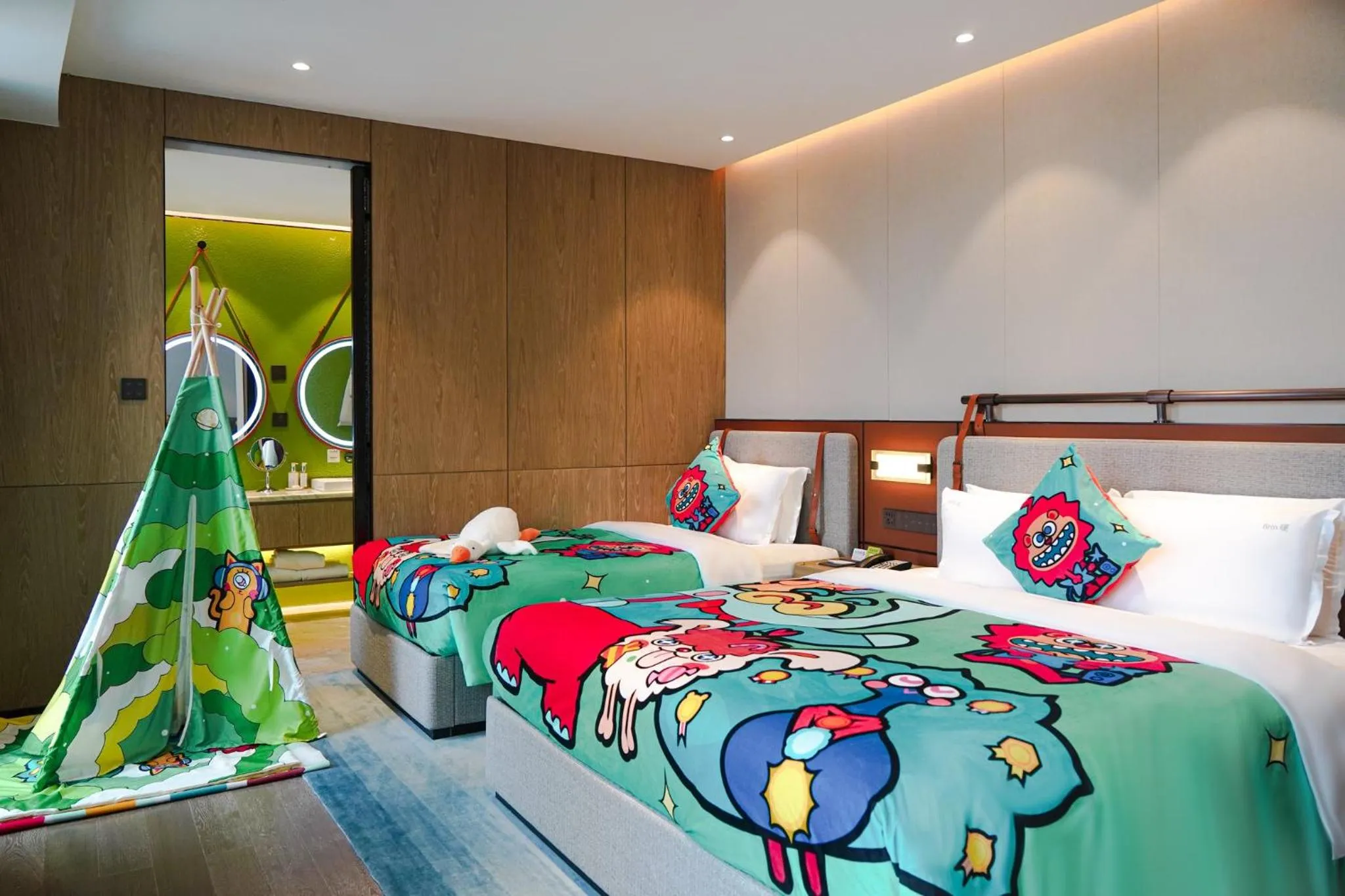 Photo of the whole room, Bed in Holiday Inn Zhuhai City Center by IHG