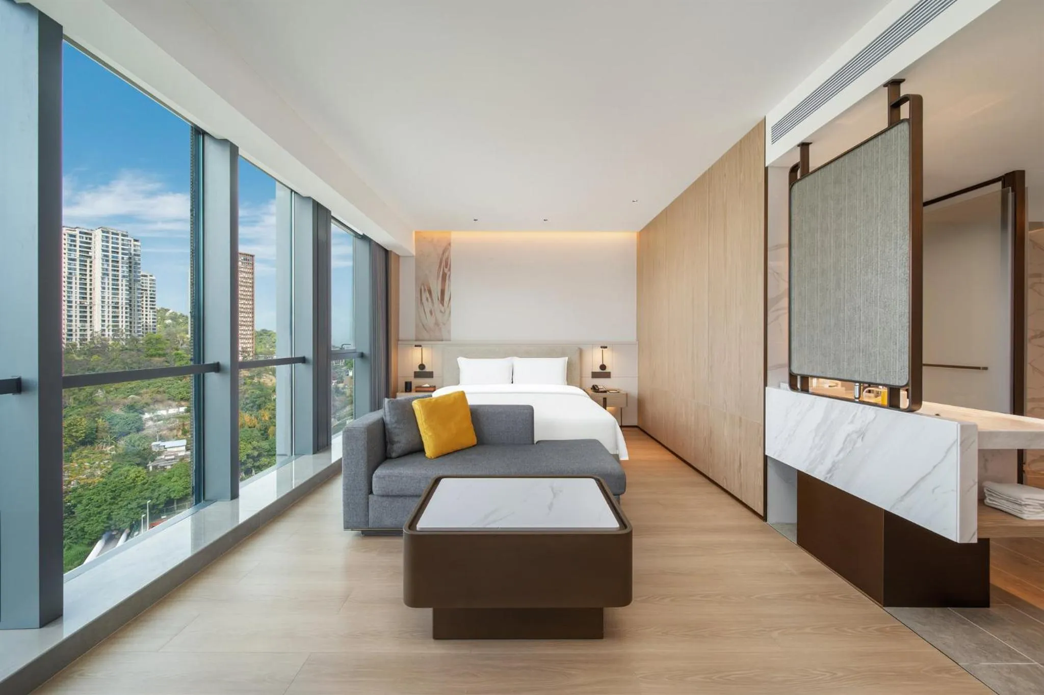 Photo of the whole room, Bed in Holiday Inn Zhuhai City Center by IHG