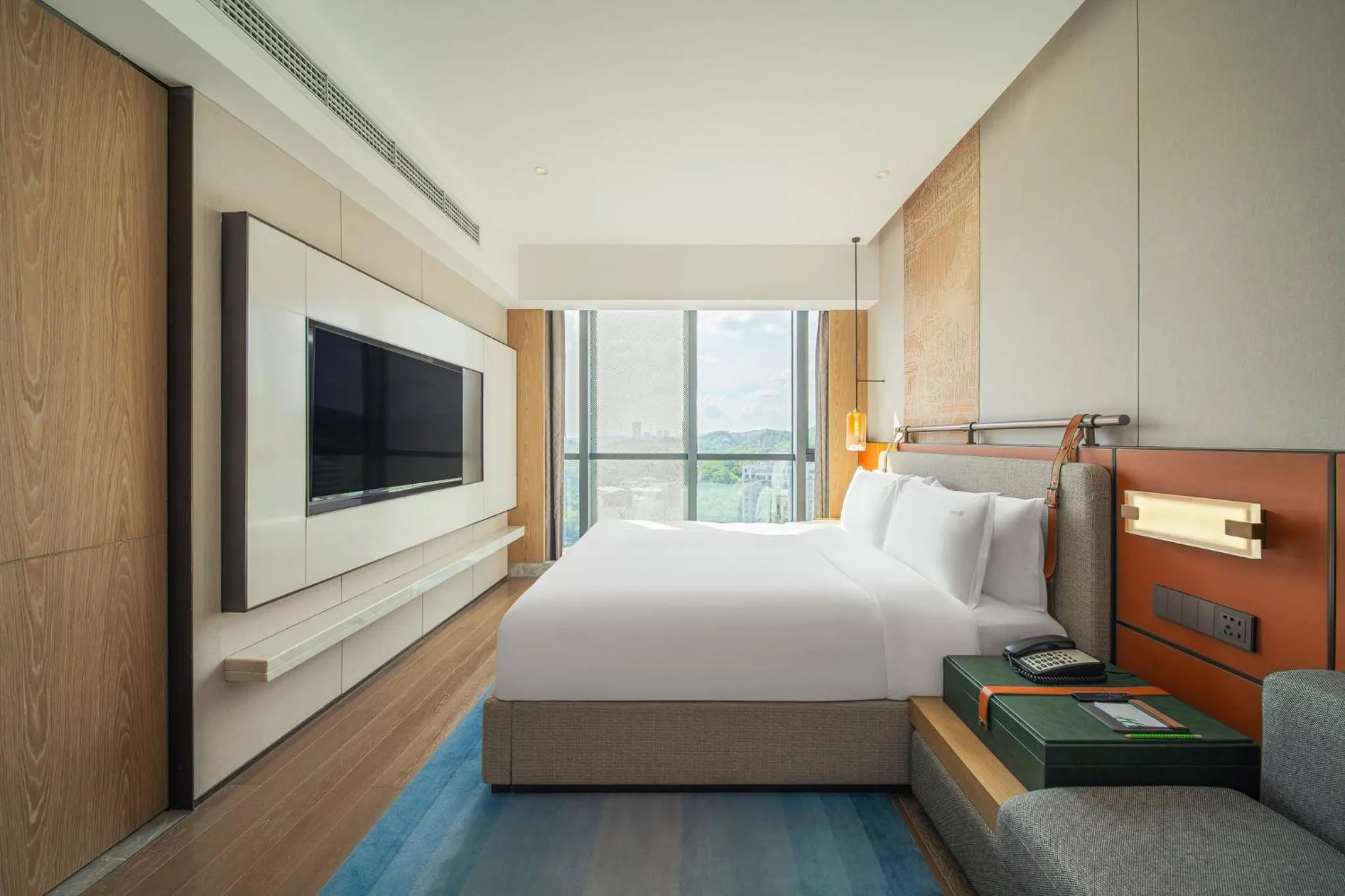 Photo of the whole room, Bed in Holiday Inn Zhuhai City Center by IHG