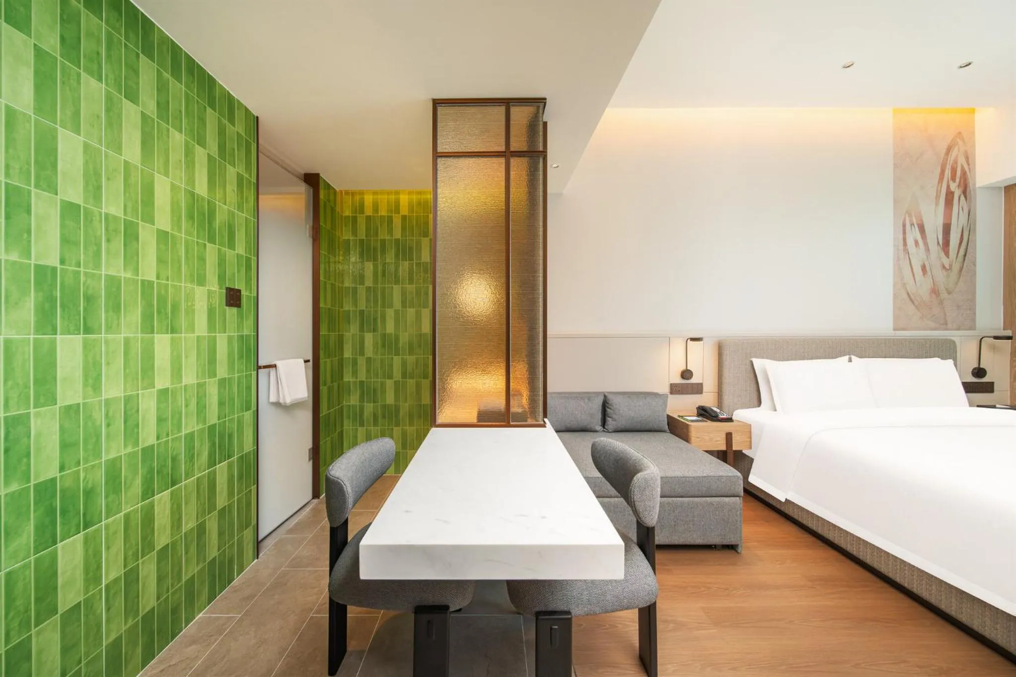 Photo of the whole room, Bed in Holiday Inn Zhuhai City Center by IHG