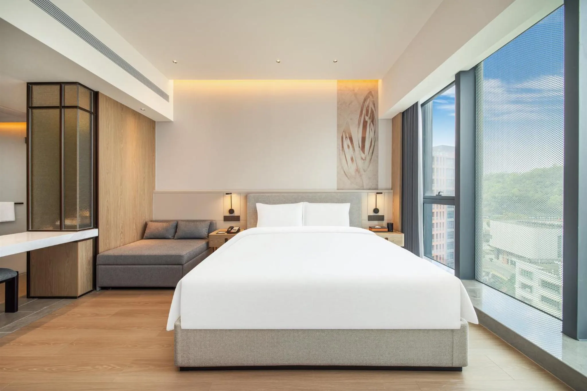 Photo of the whole room, Bed in Holiday Inn Zhuhai City Center by IHG