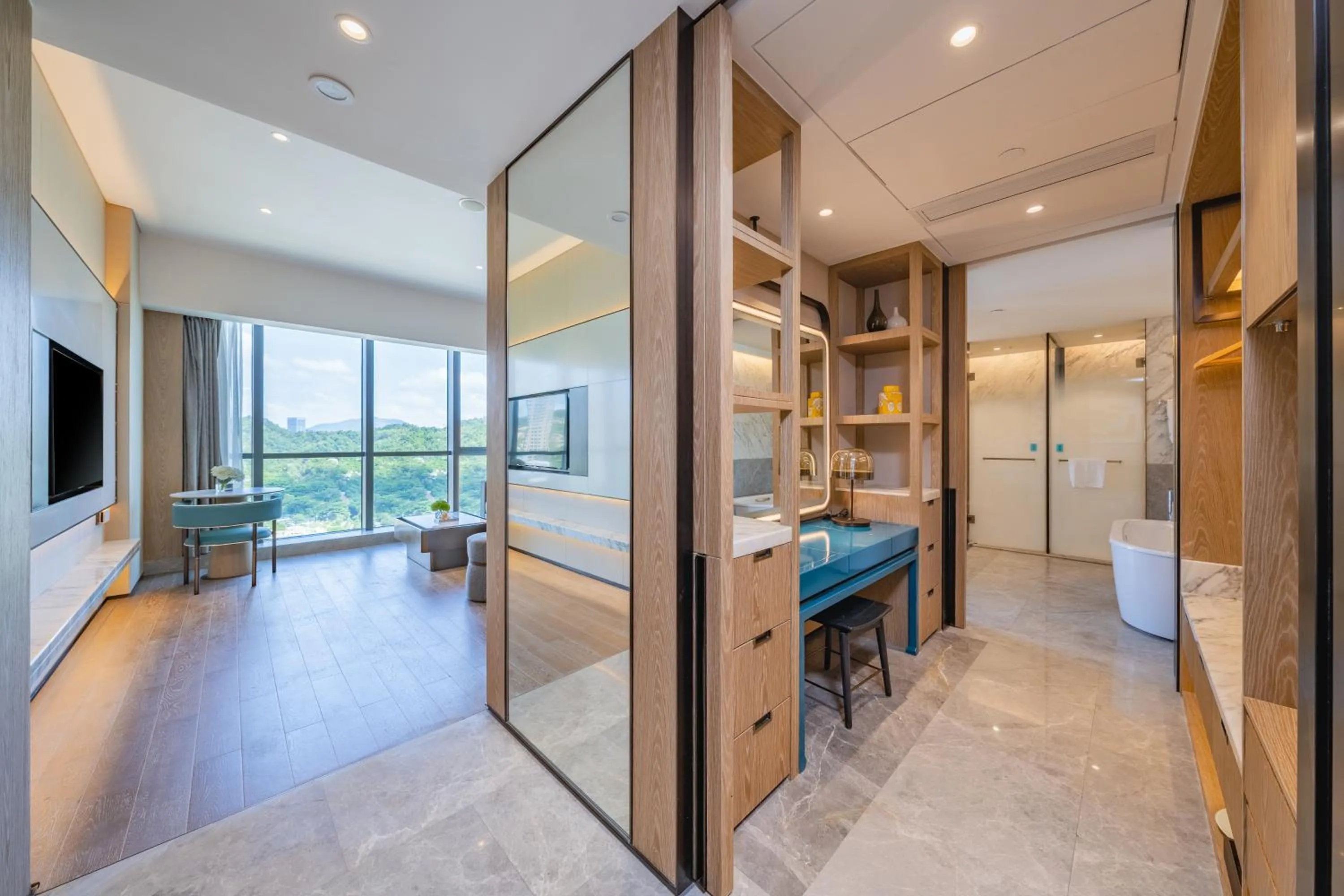 Communal lounge/ TV room, Bed in Holiday Inn Zhuhai City Center by IHG