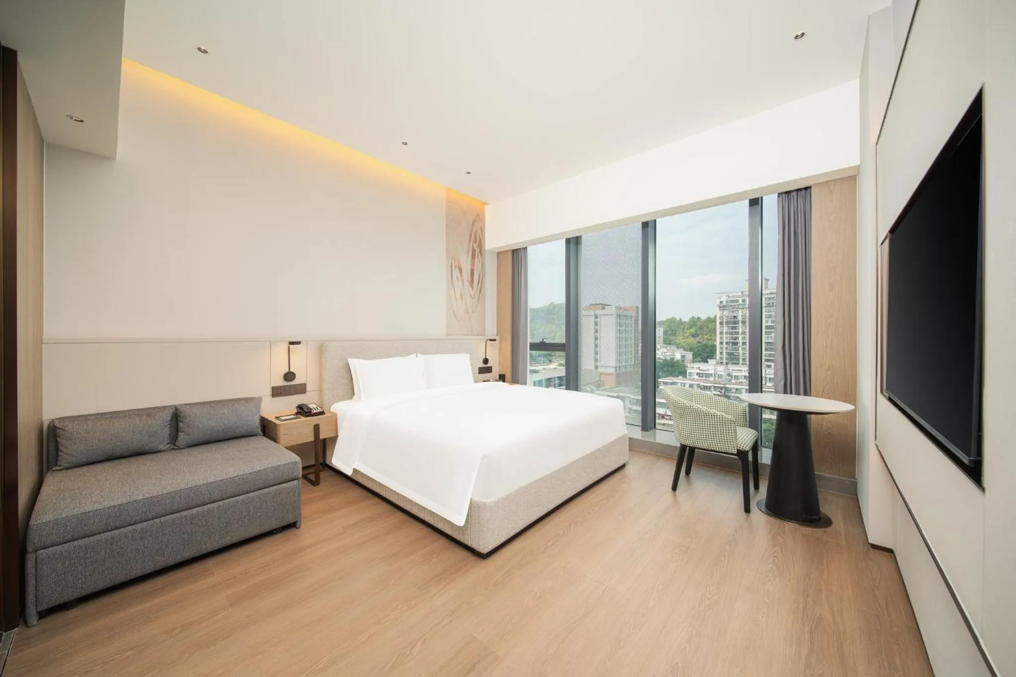 Photo of the whole room, Bed in Holiday Inn Zhuhai City Center by IHG