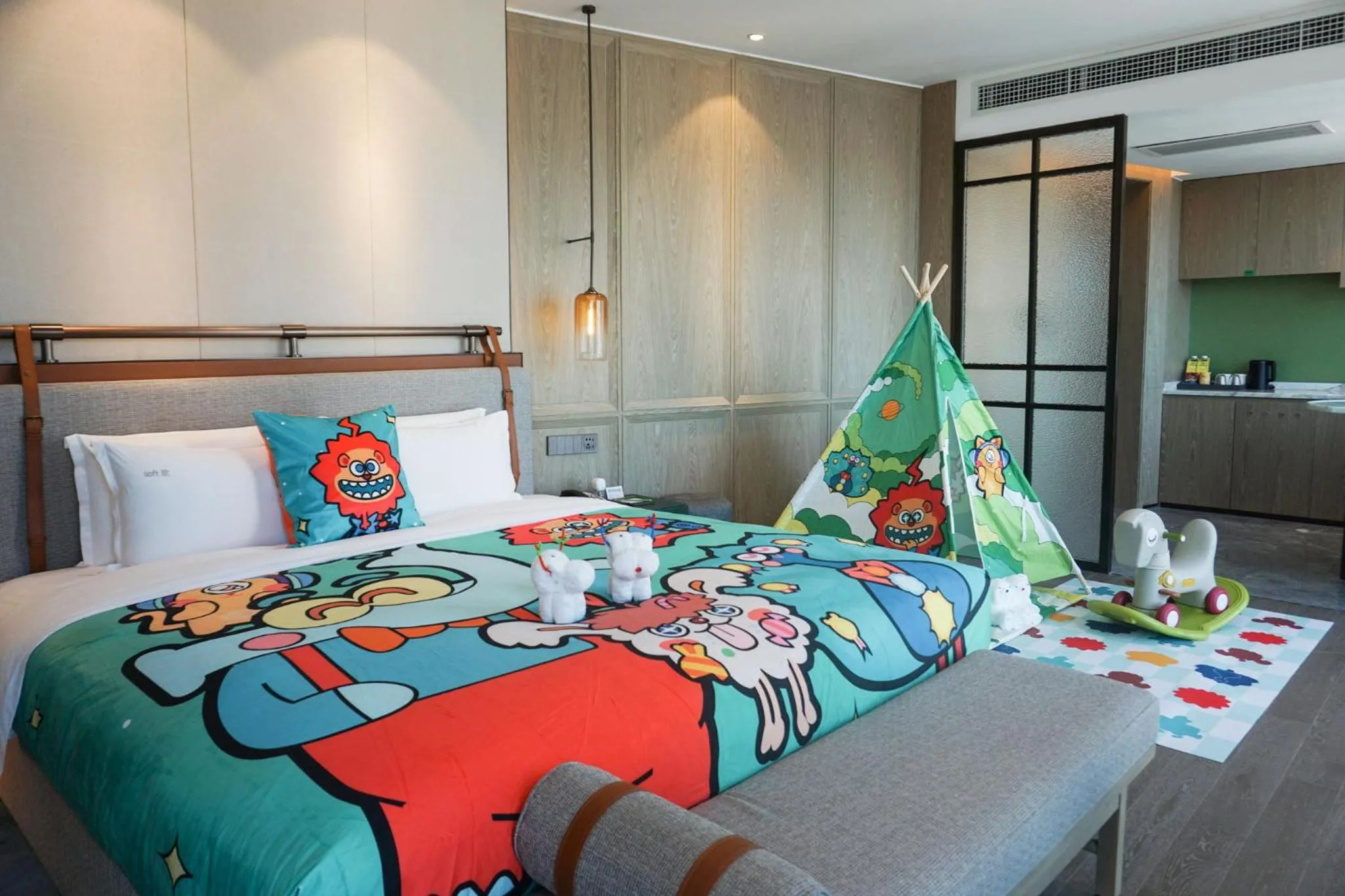 Photo of the whole room, Bed in Holiday Inn Zhuhai City Center by IHG