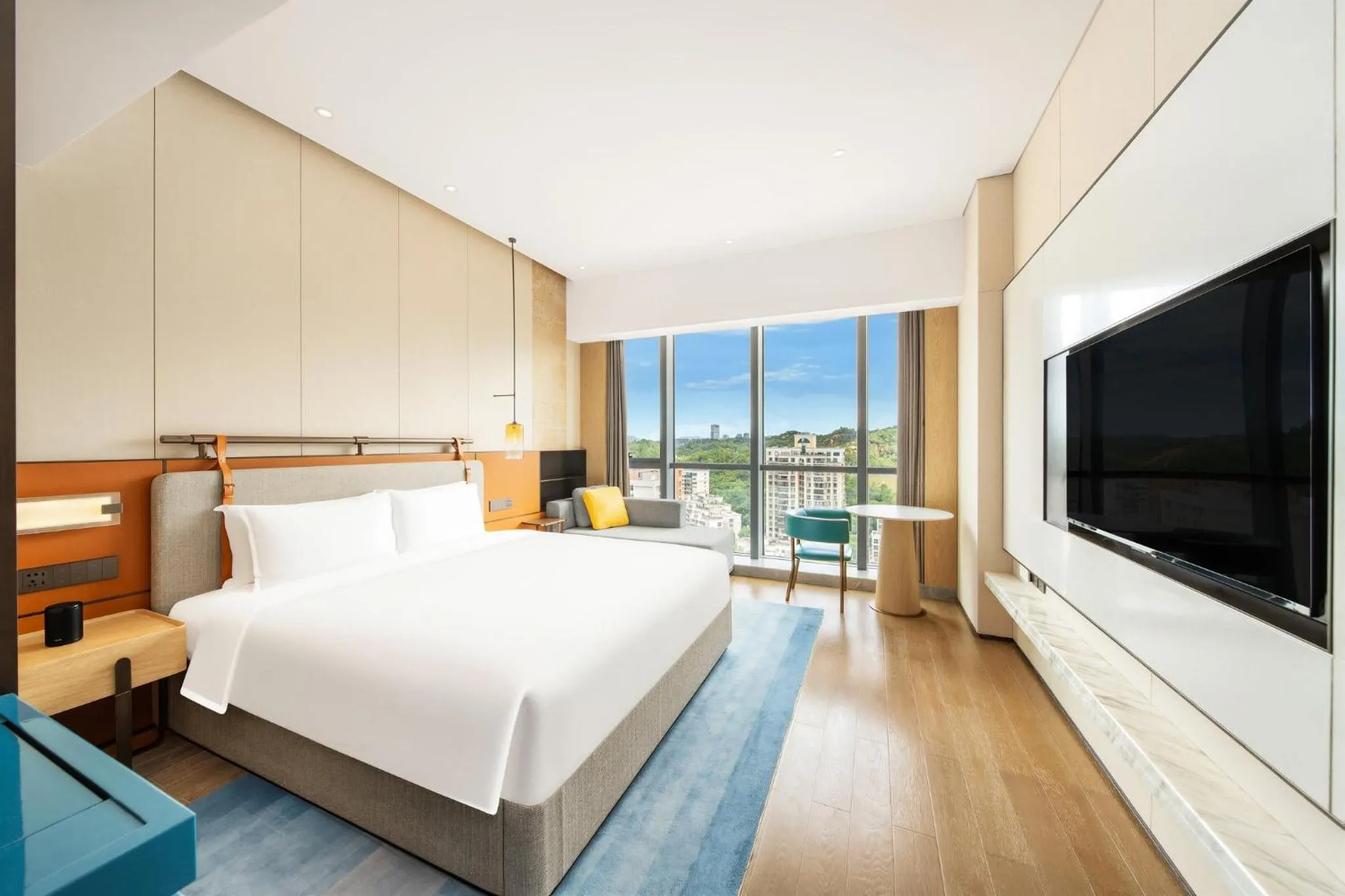 Photo of the whole room, Bed in Holiday Inn Zhuhai City Center by IHG