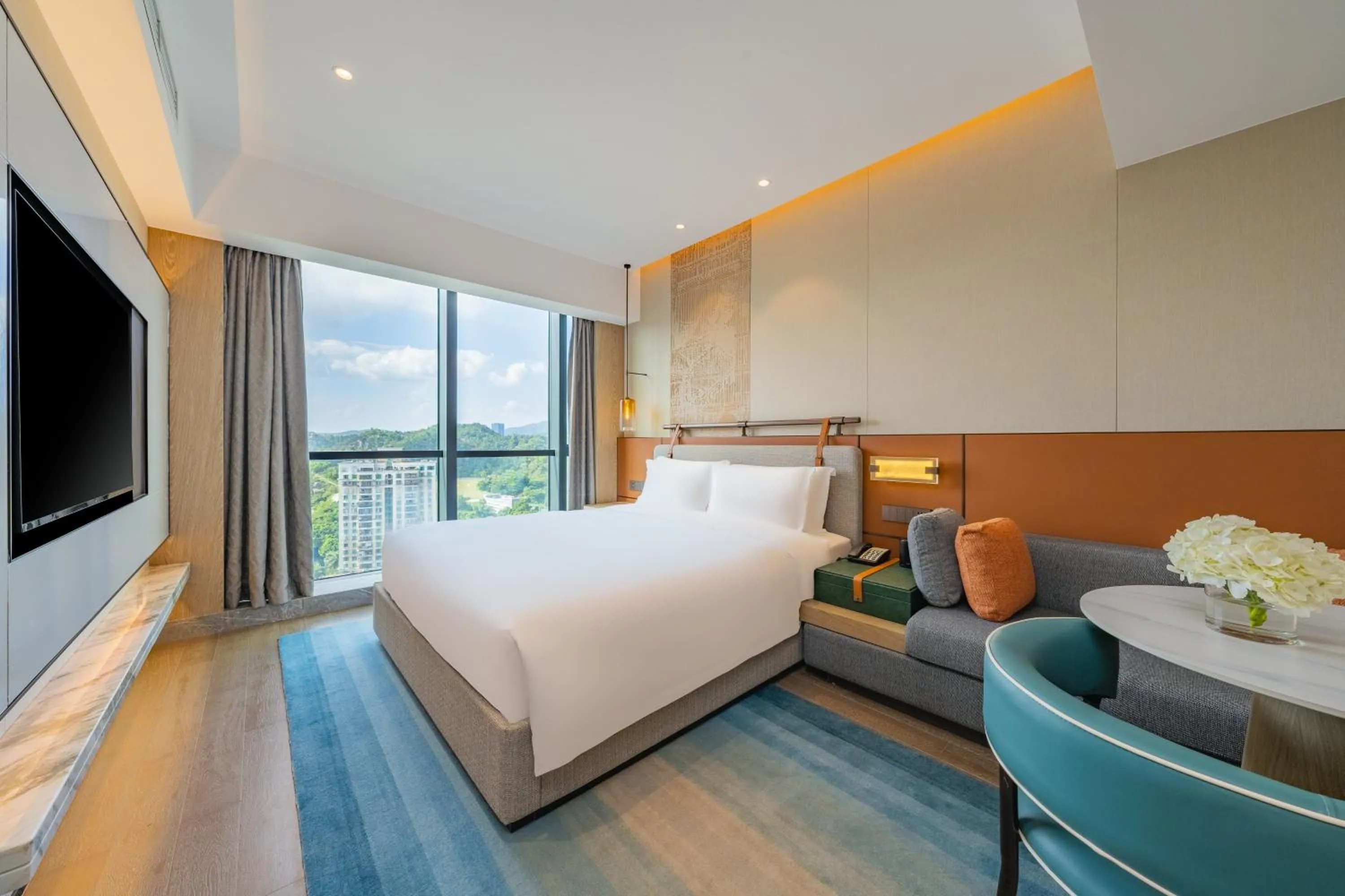 Photo of the whole room, Bed in Holiday Inn Zhuhai City Center by IHG