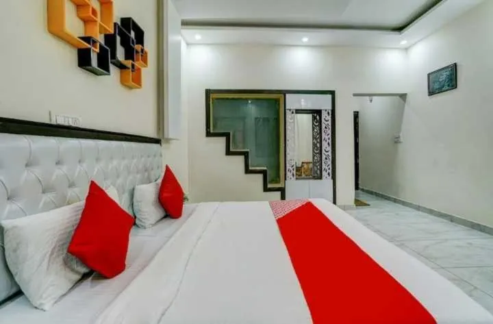 Bedroom, Bed in Hotel O Seventy stay in