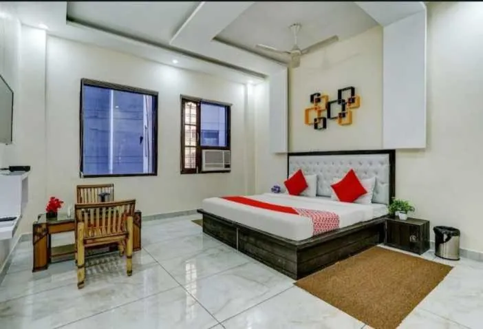 Bedroom, Bed in Hotel O Seventy stay in