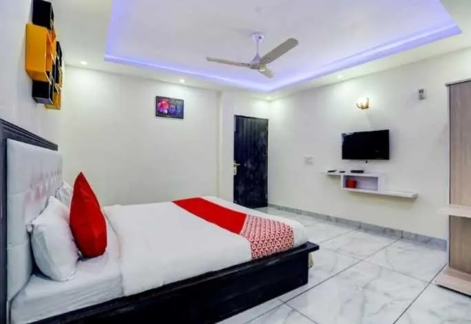 Bedroom, Bed in Hotel O Seventy stay in