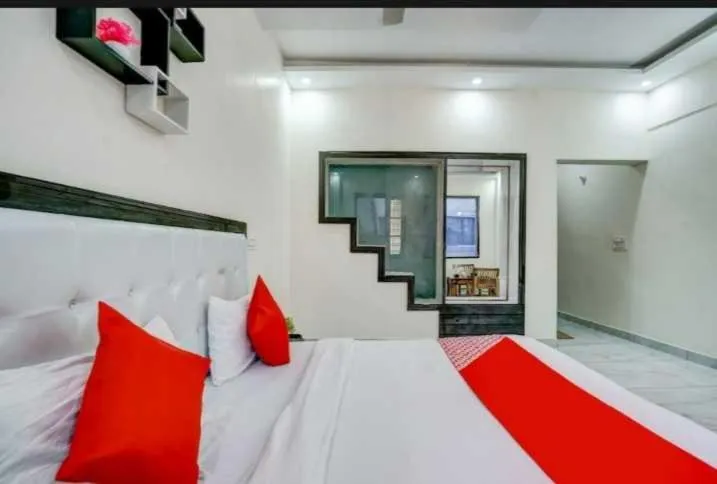 Bedroom, Bed in Hotel O Seventy stay in