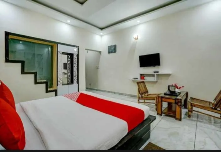 Bedroom, Bed in Hotel O Seventy stay in