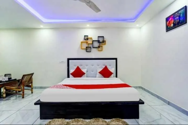 Bedroom, Bed in Hotel O Seventy stay in