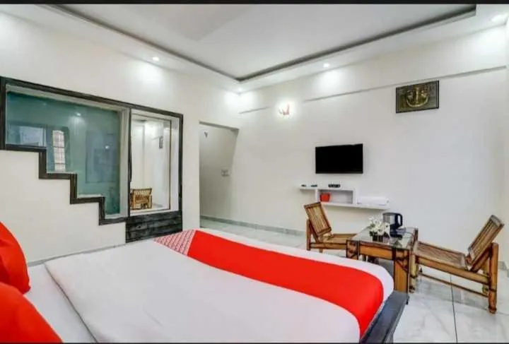 Bedroom, Bed in Hotel O Seventy stay in