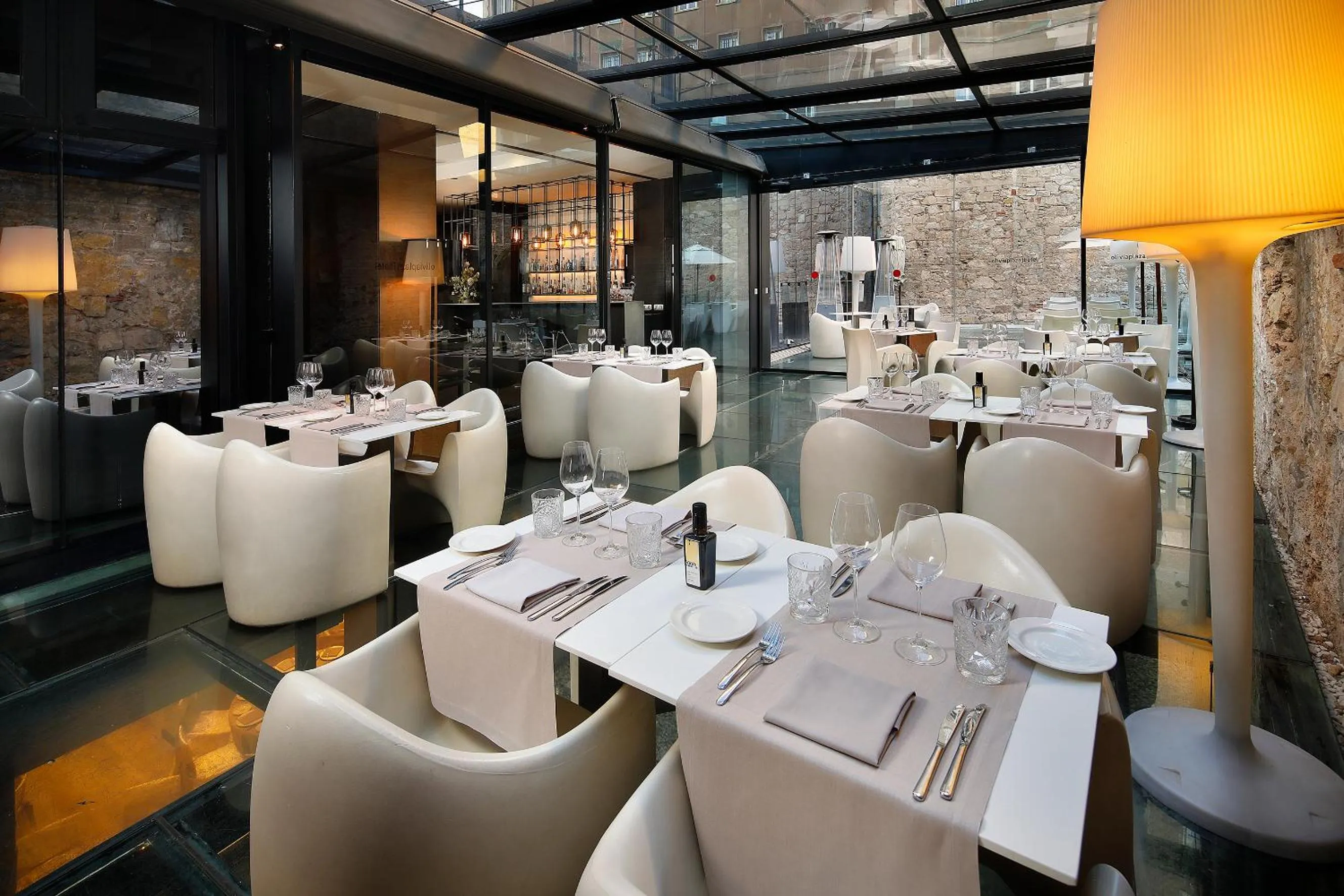 Restaurant/places to eat in Olivia Plaza Hotel