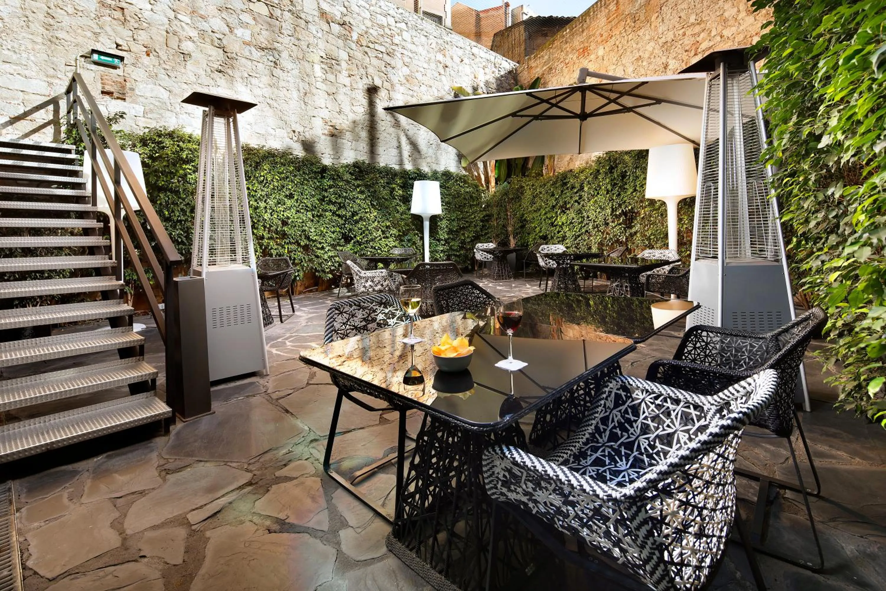 Restaurant/places to eat in Olivia Plaza Hotel