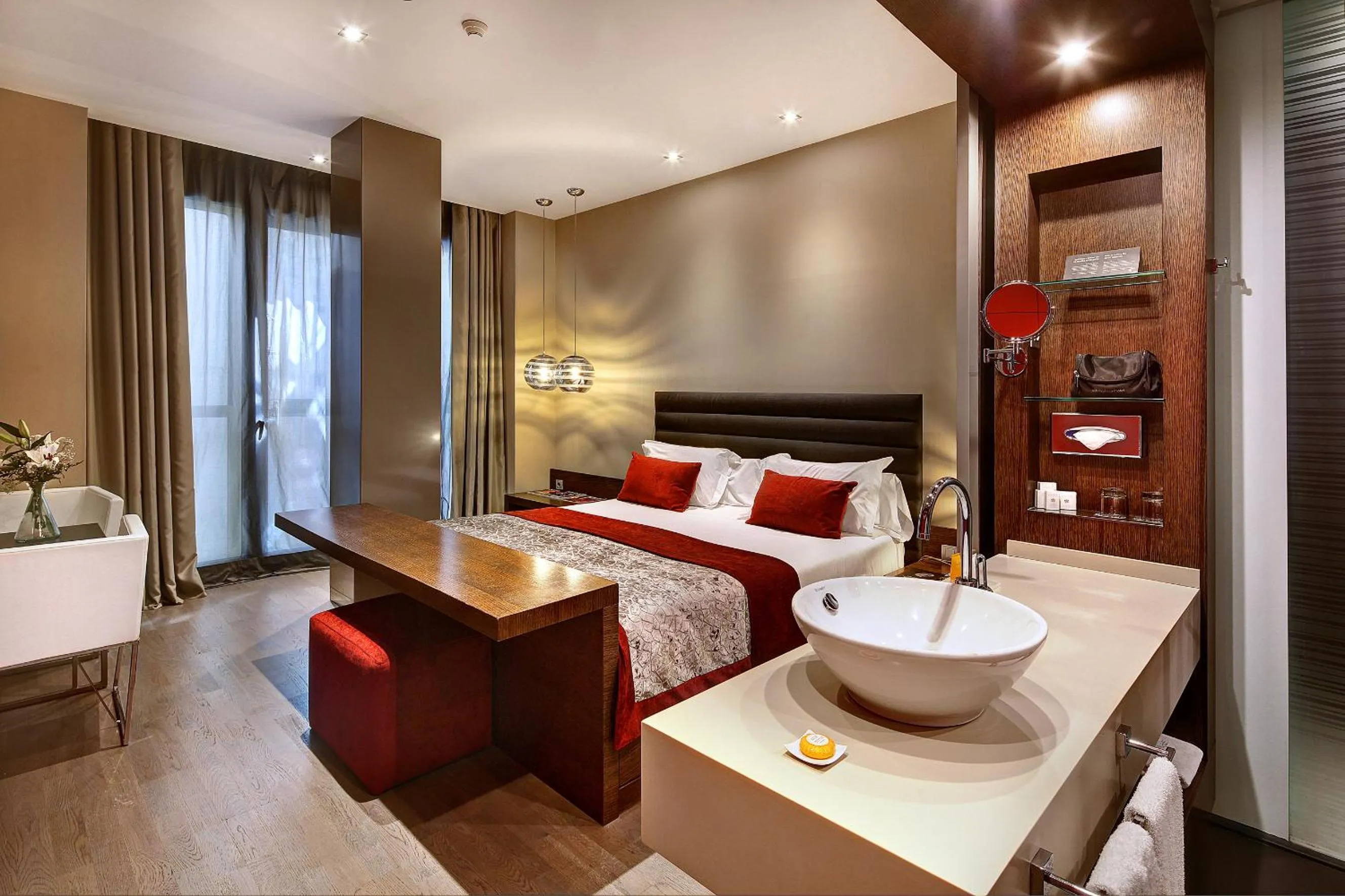 Bathroom, Bed in Olivia Plaza Hotel