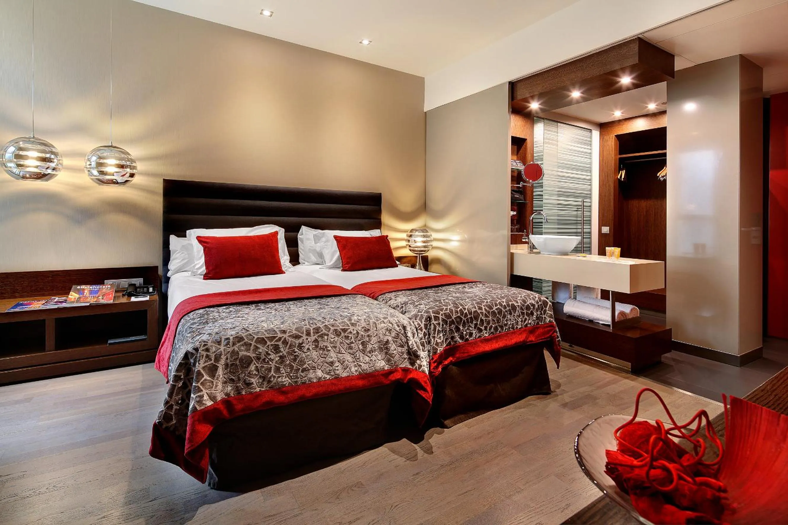 Bathroom, Bed in Olivia Plaza Hotel