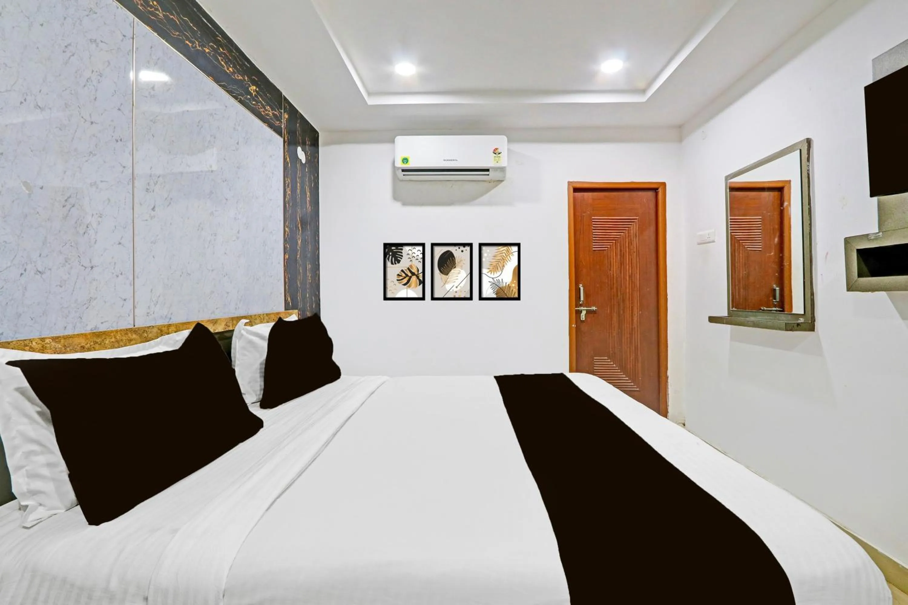 Bedroom, Bed in Super Collection O Warangal Railway Station