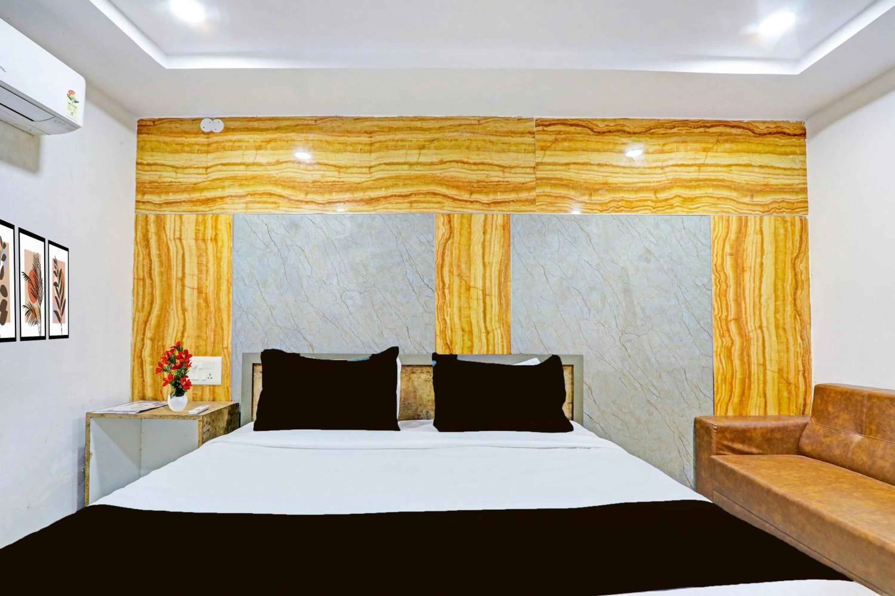 Bedroom, Bed in Super Collection O Warangal Railway Station