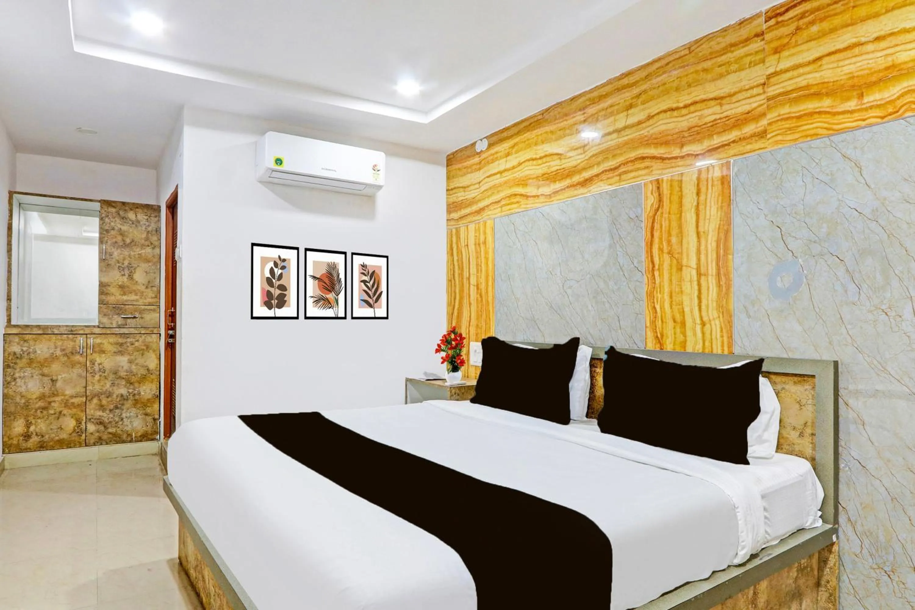 Bedroom, Bed in Super Collection O Warangal Railway Station