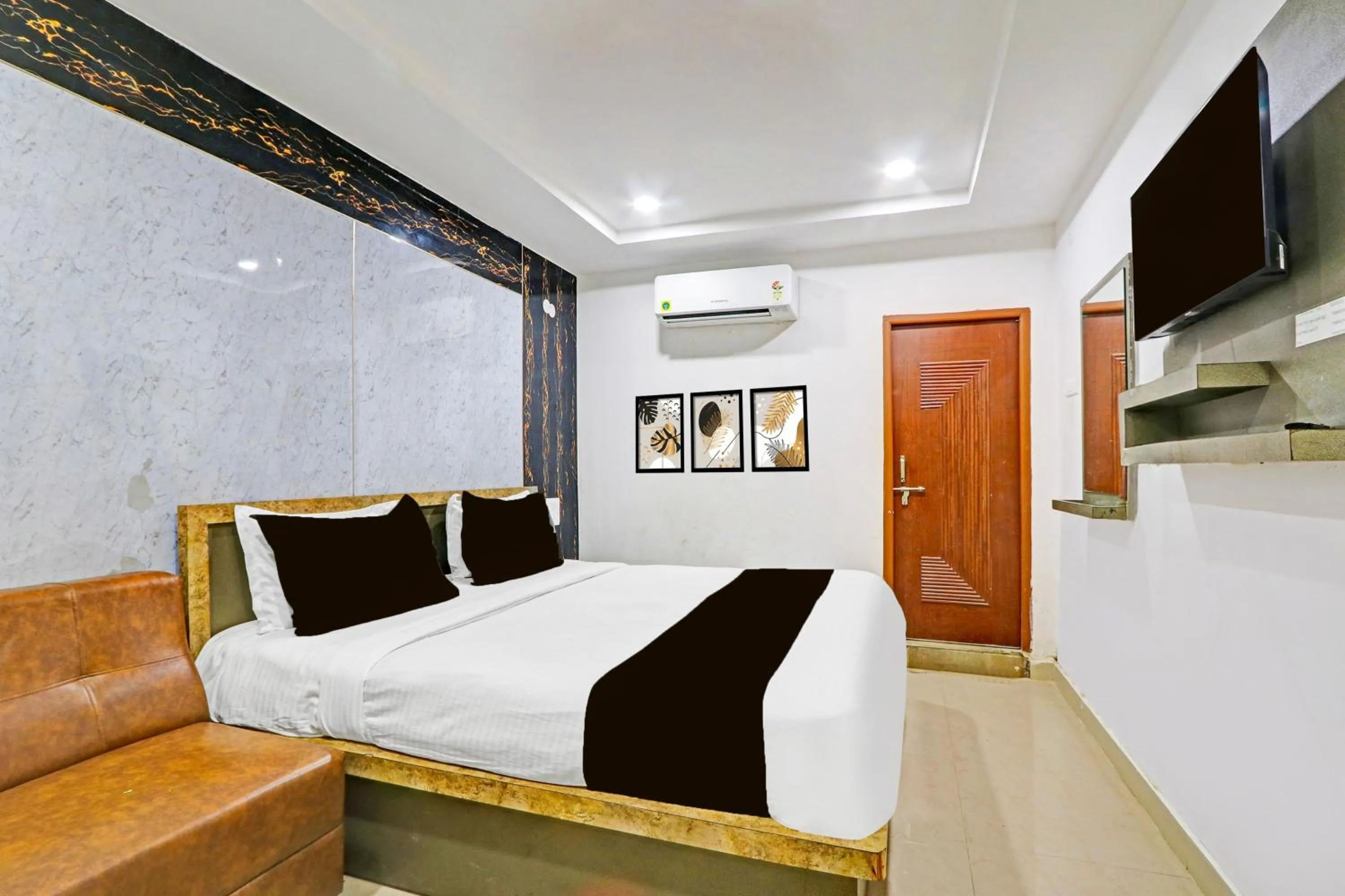 Bedroom, Bed in Super Collection O Warangal Railway Station