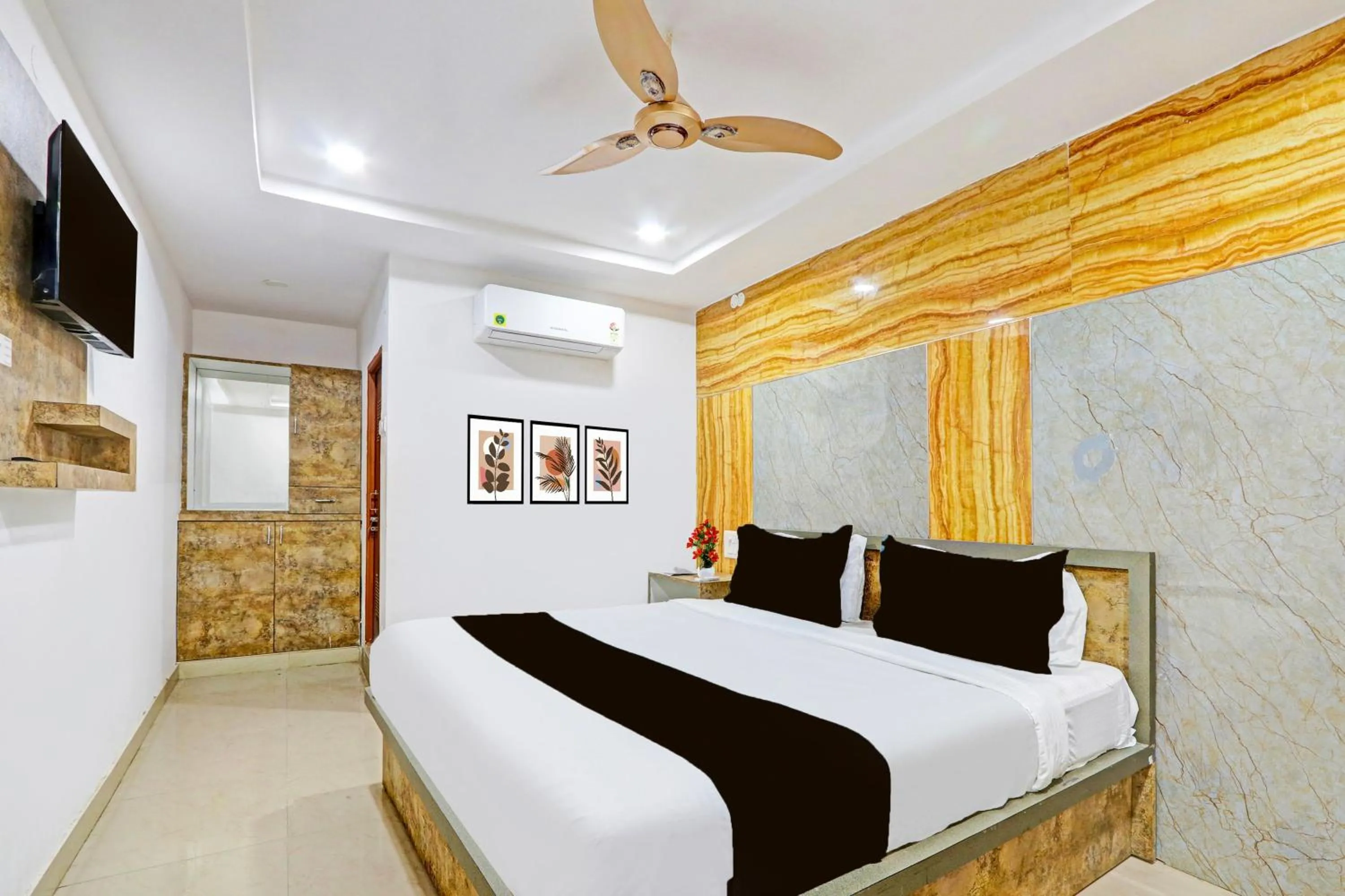 Bedroom, Bed in Super Collection O Warangal Railway Station