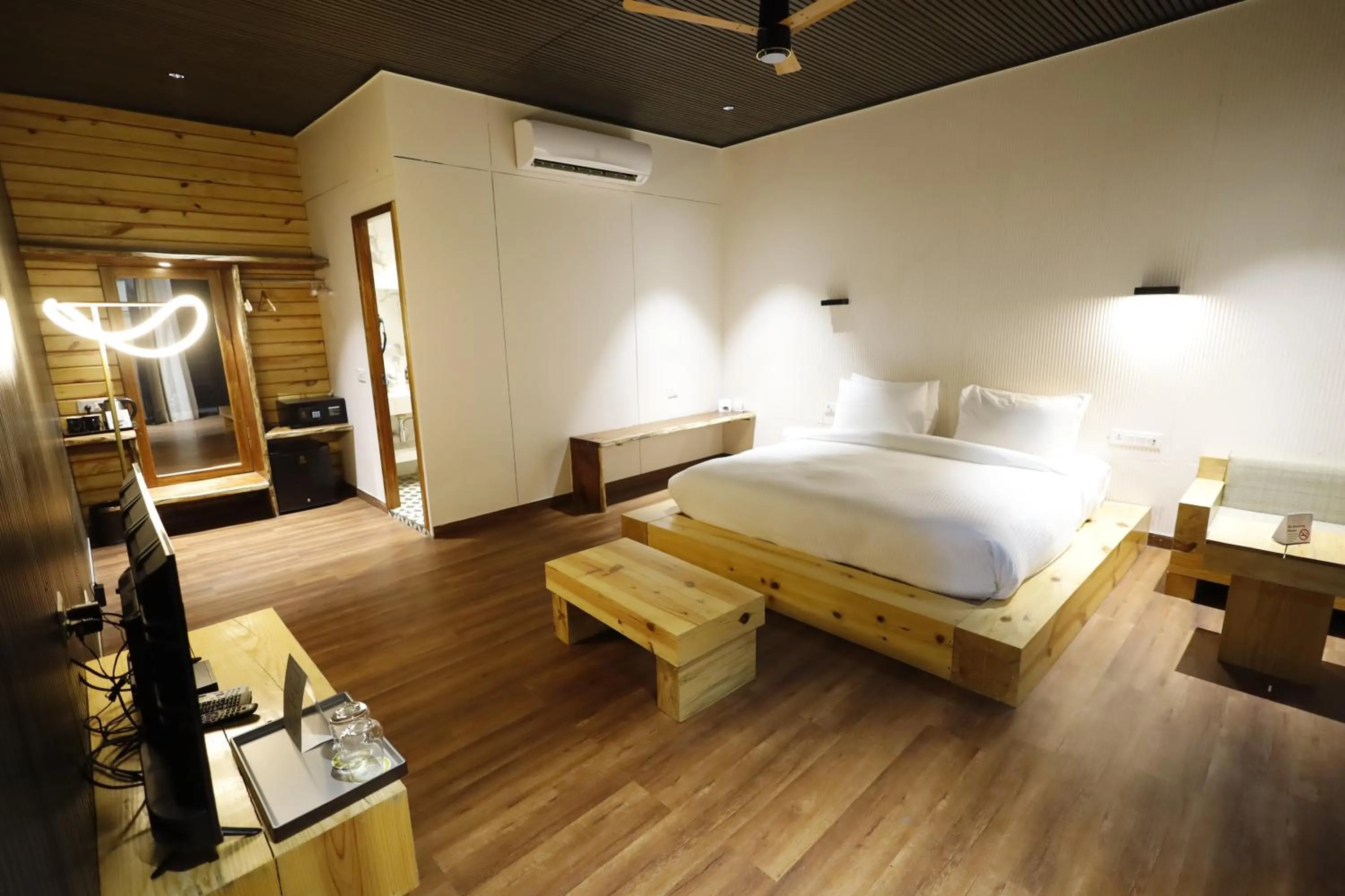 Bed in WelcomHeritage Tarangi Ramganga Resort