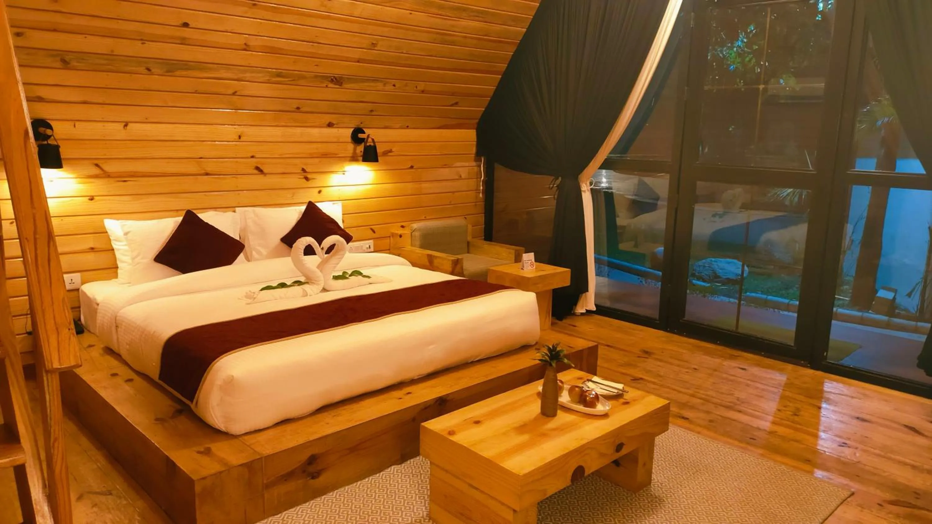 Bedroom, Bed in WelcomHeritage Tarangi Ramganga Resort