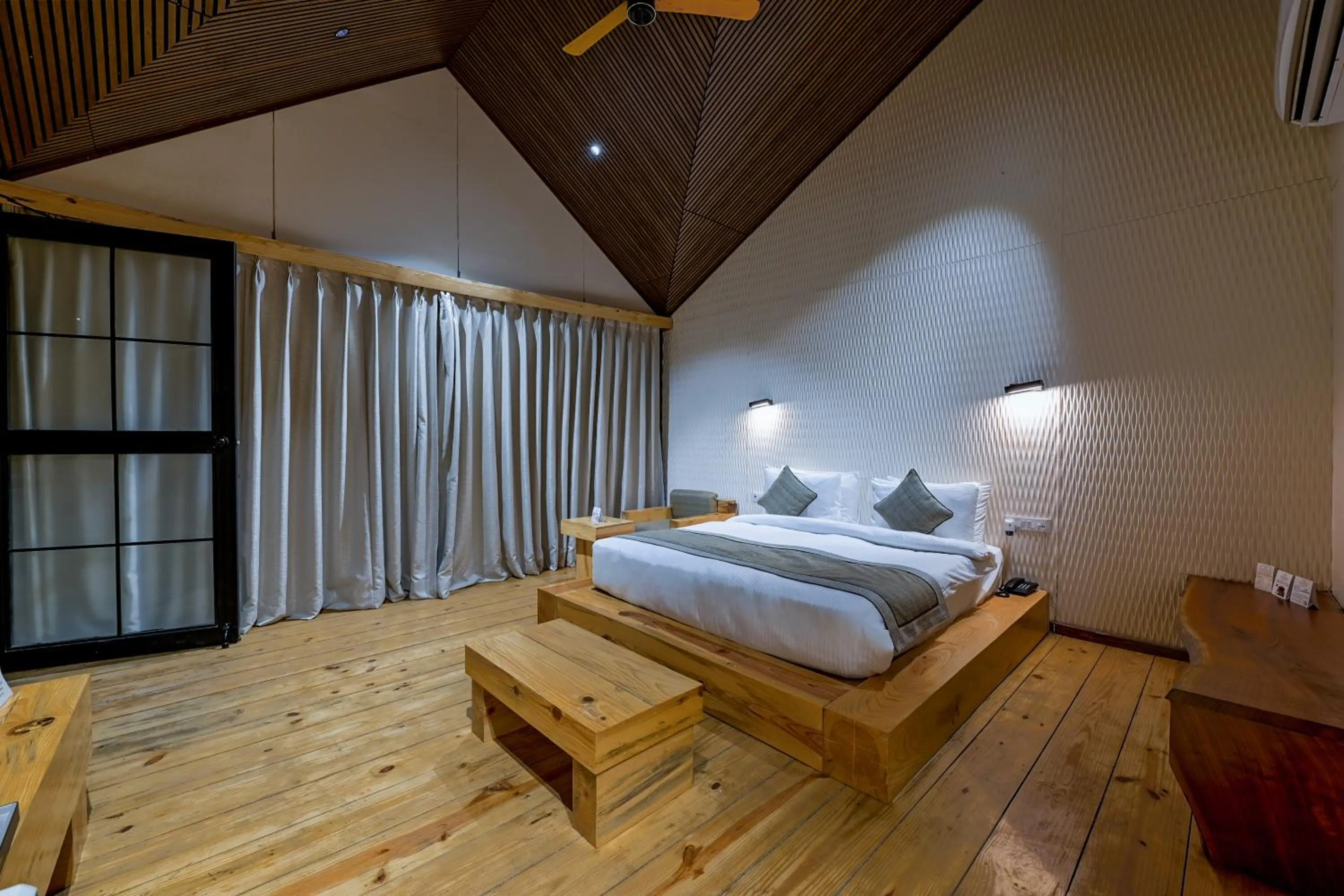 Bed in WelcomHeritage Tarangi Ramganga Resort