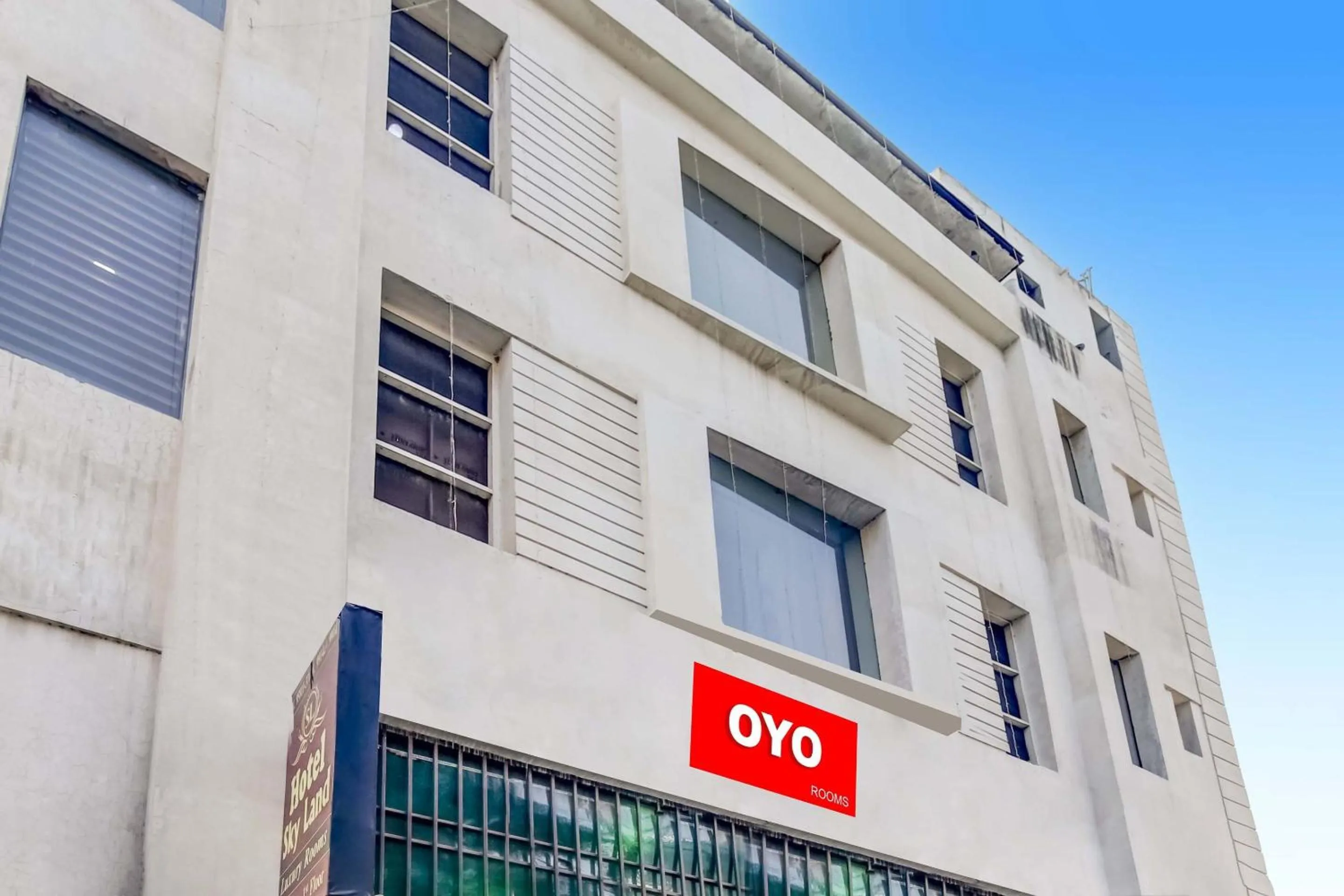 Facade/entrance in Hotel O Sky Land