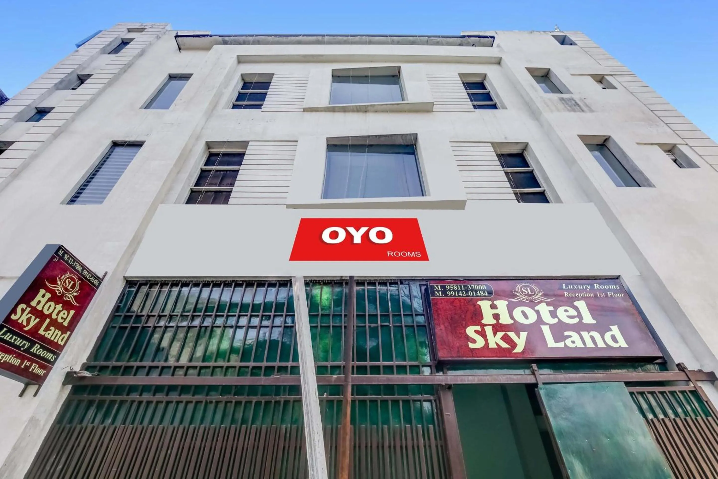 Facade/entrance in Hotel O Sky Land