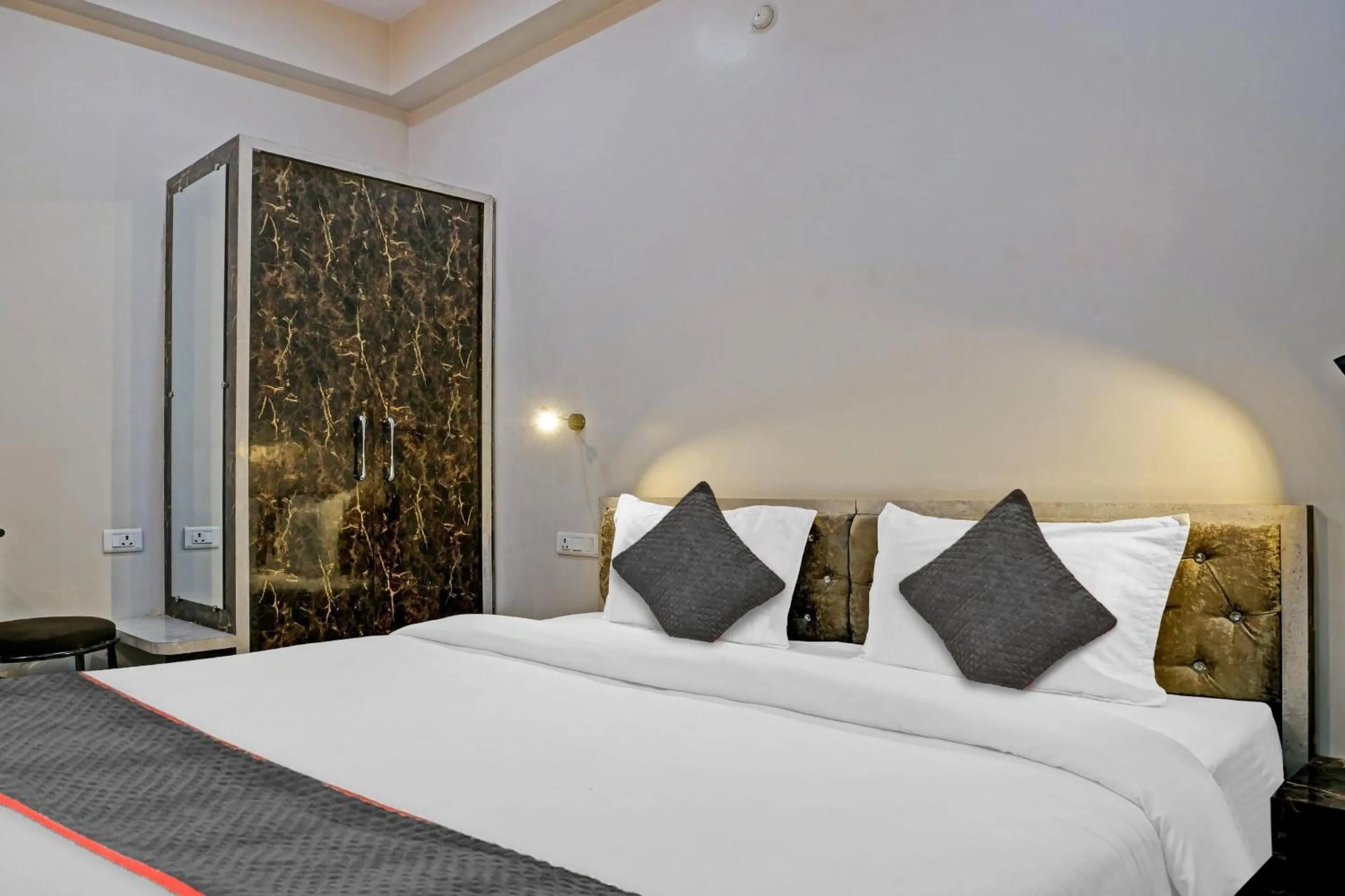 Bedroom, Bed in Hotel O Navneeta Grand