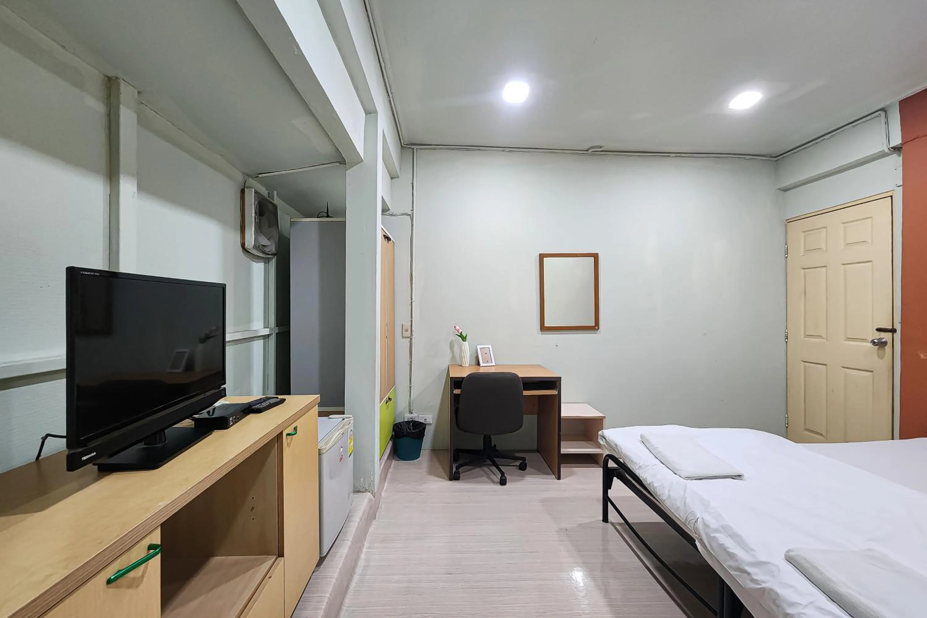Photo of the whole room, Bed in Freesia Saladaeng Silom Apartments