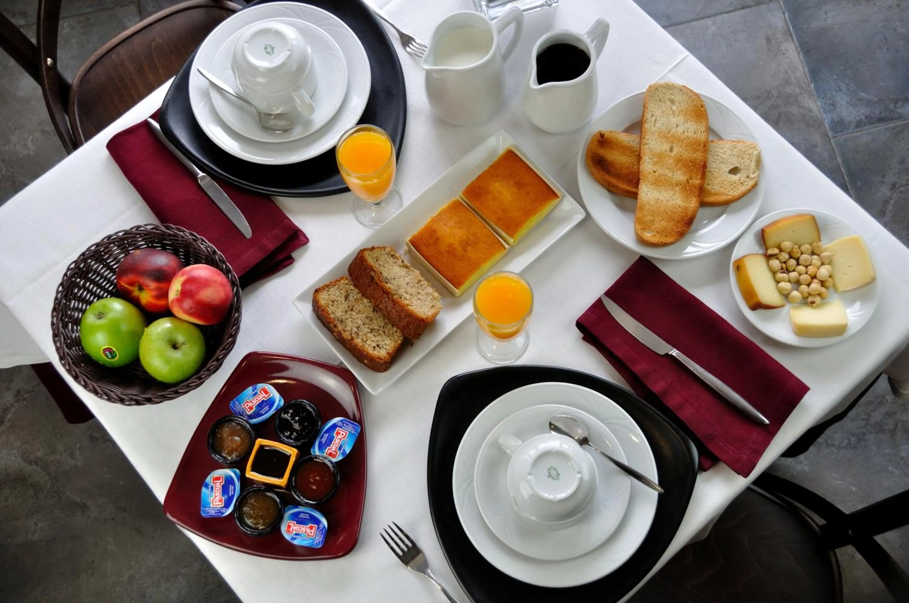 Restaurant/places to eat in Hotel Puerta Del Oriente