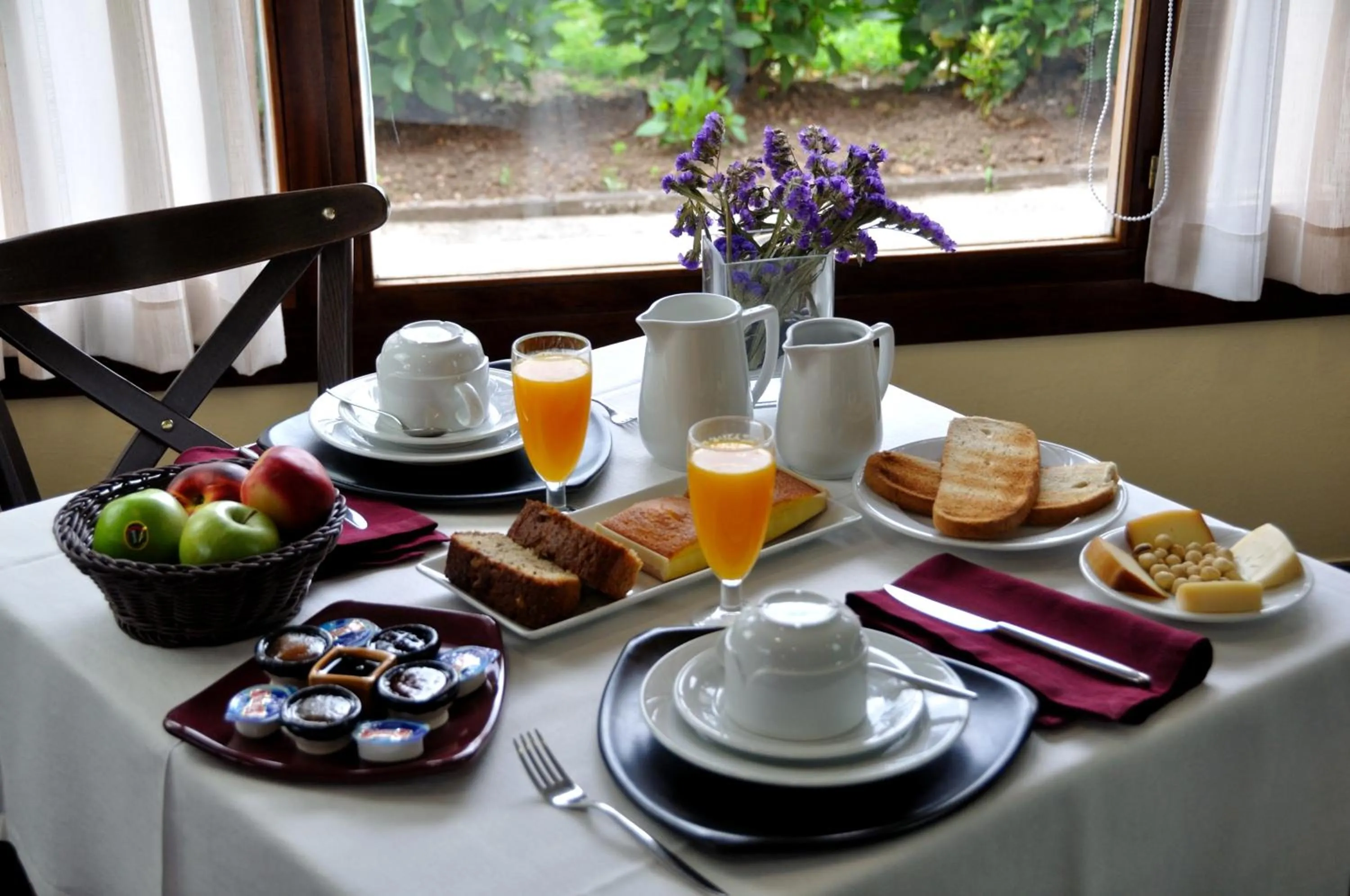 Restaurant/places to eat in Hotel Puerta Del Oriente