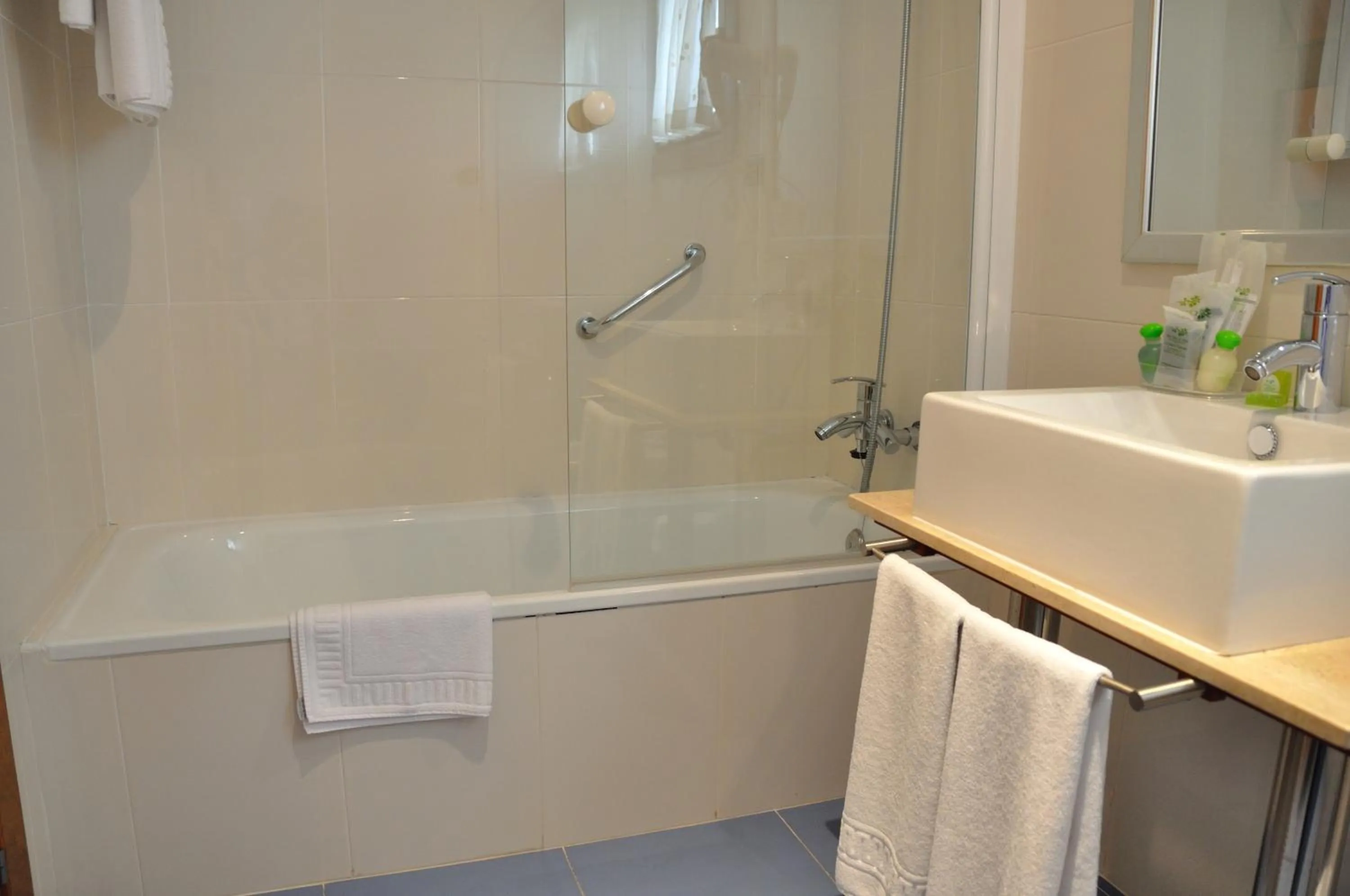 Bathroom in Hotel Puerta Del Oriente