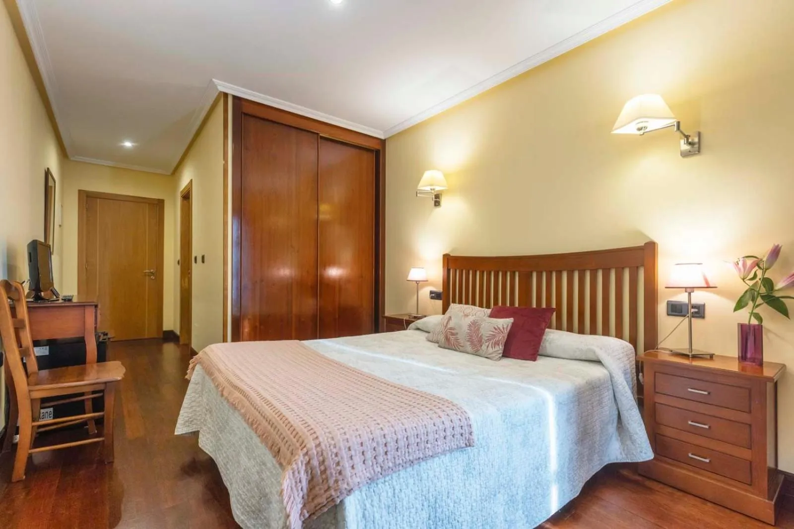 Bedroom, Bed in Hotel Puerta Del Oriente