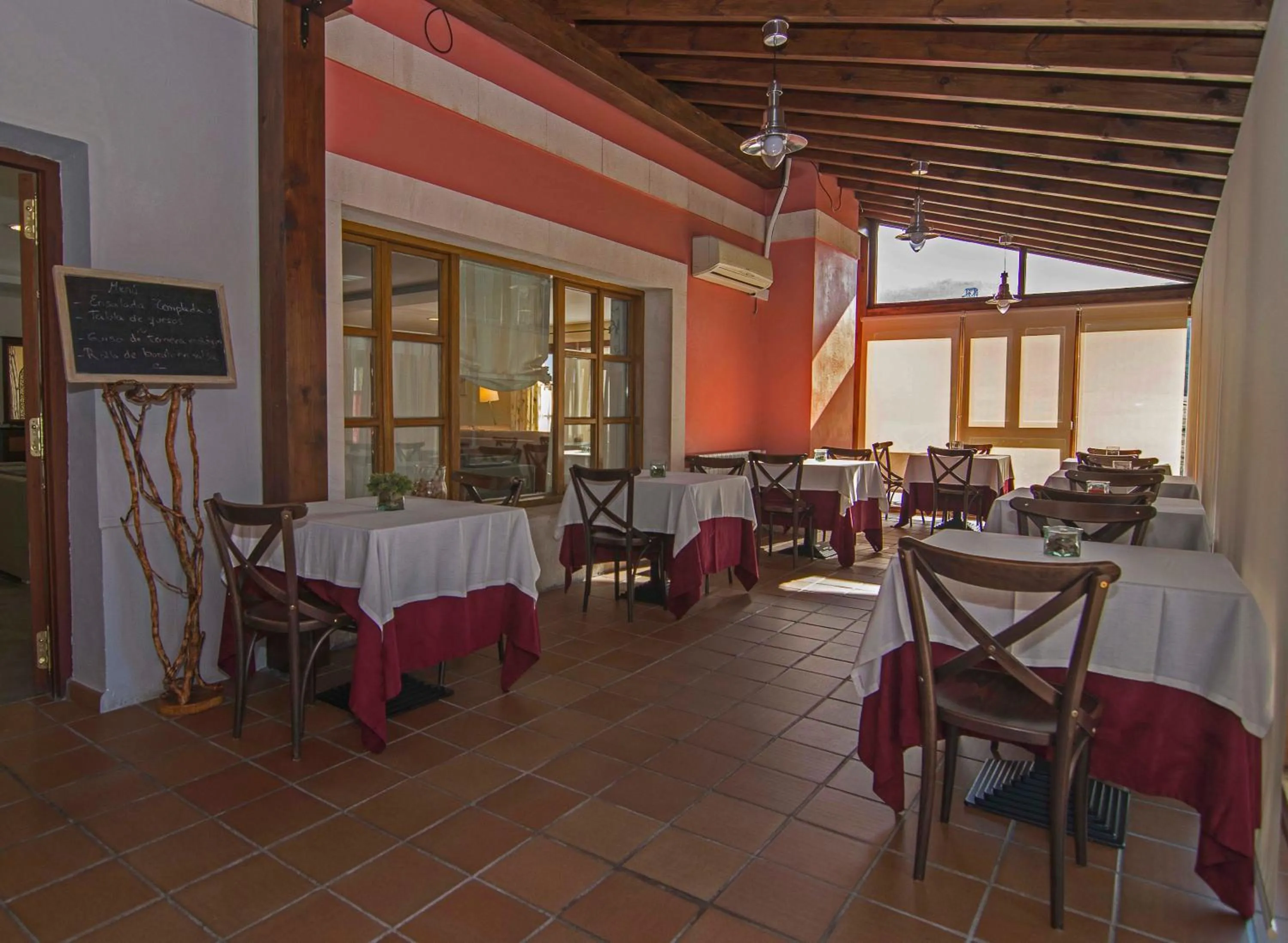 Restaurant/places to eat in Hotel Puerta Del Oriente
