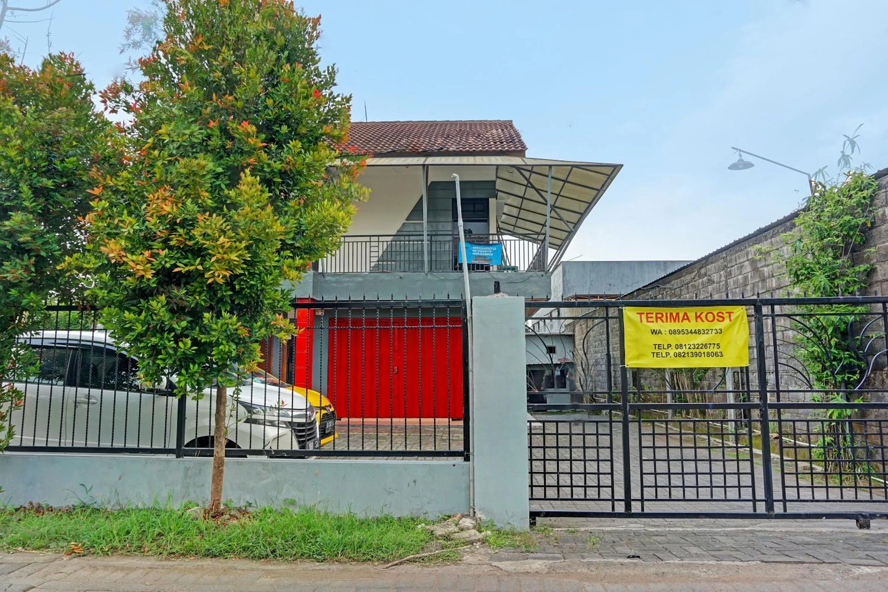 Facade/entrance in OYO Life 91896 Kost Bu Dewi Syariah