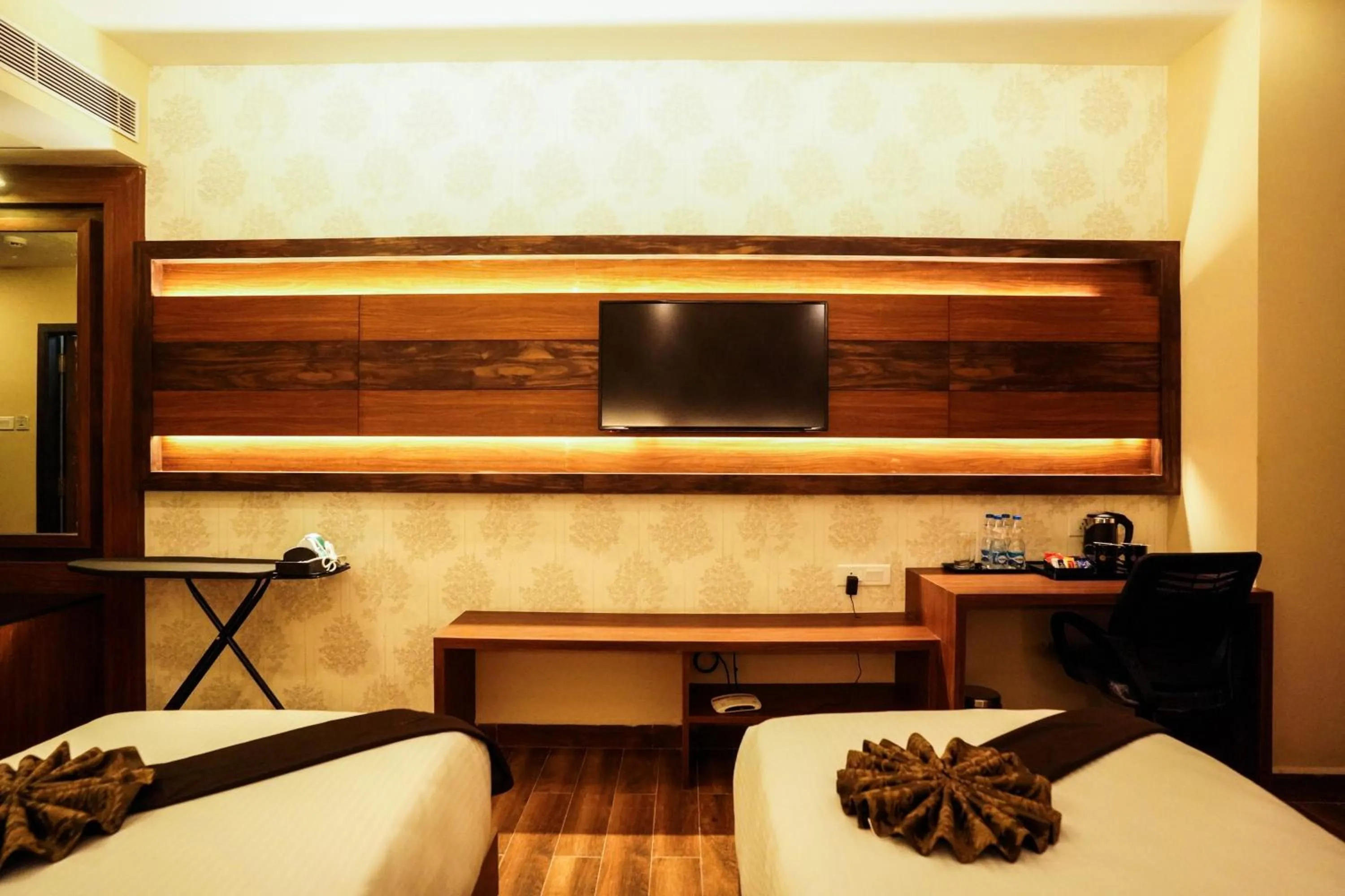 Communal lounge/ TV room, TV/Entertainment Center in V FIVE HOTEL