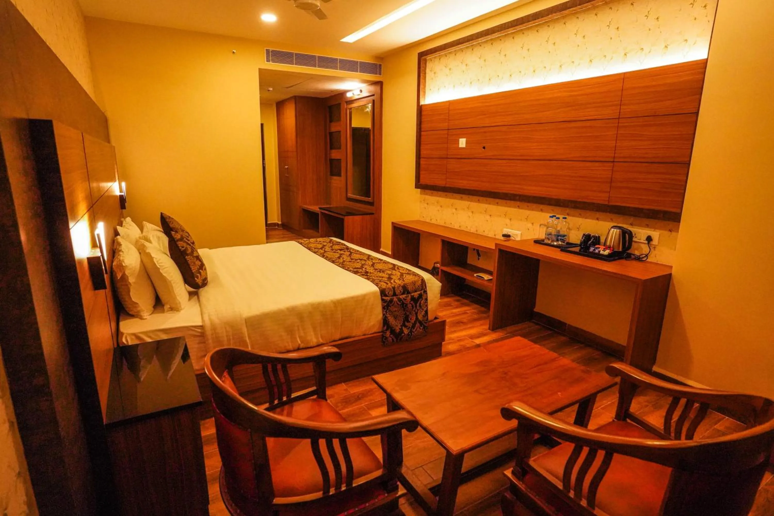 Bed, Restaurant/Places to Eat in V FIVE HOTEL