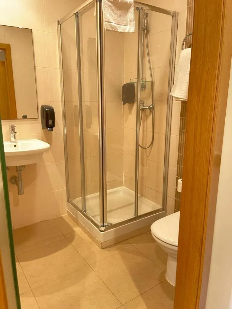 Shower in Hotel Bruc