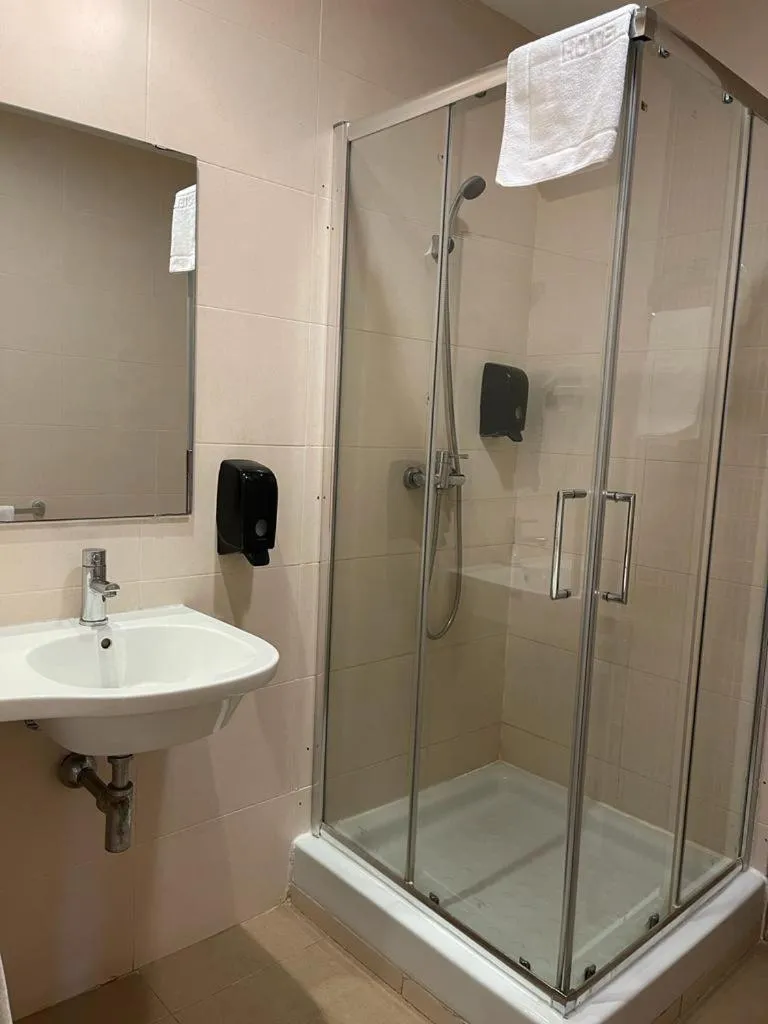 Shower in Hotel Bruc