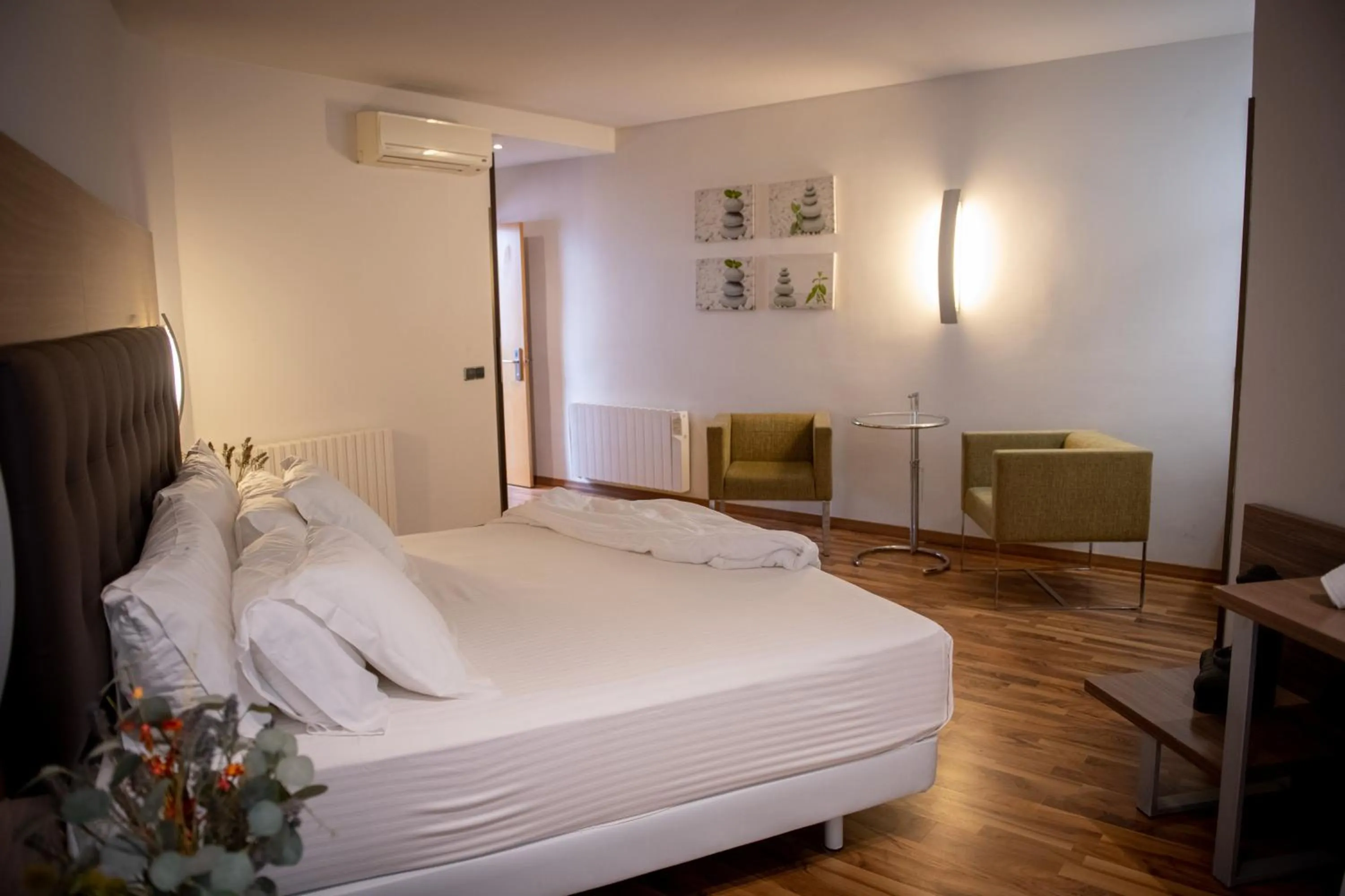 Living room, Bed in Hotel Bruc