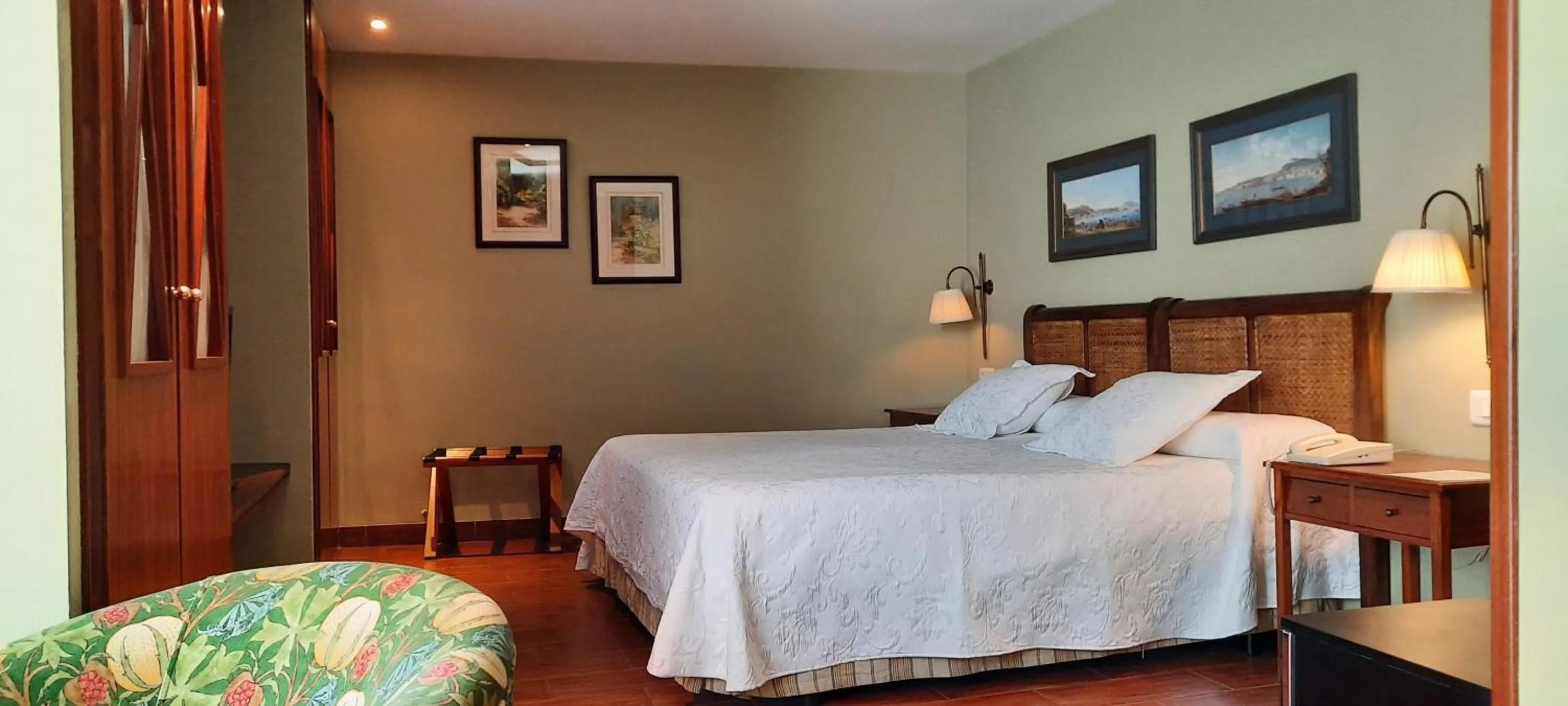 Photo of the whole room, Bed in Sant Jordi