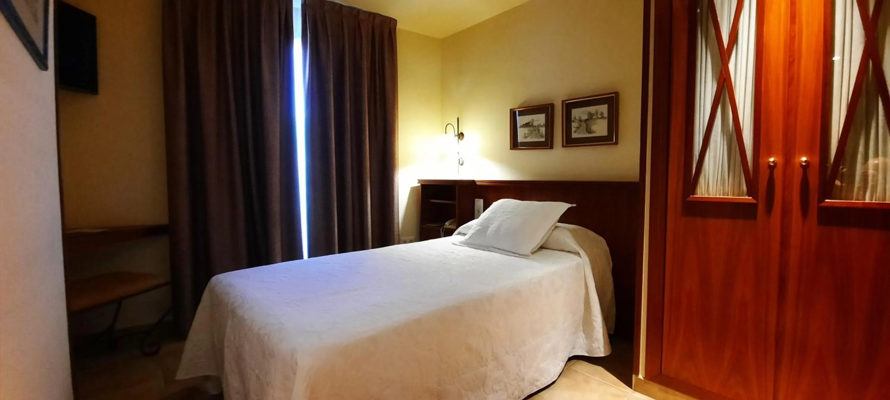 Photo of the whole room, Bed in Sant Jordi