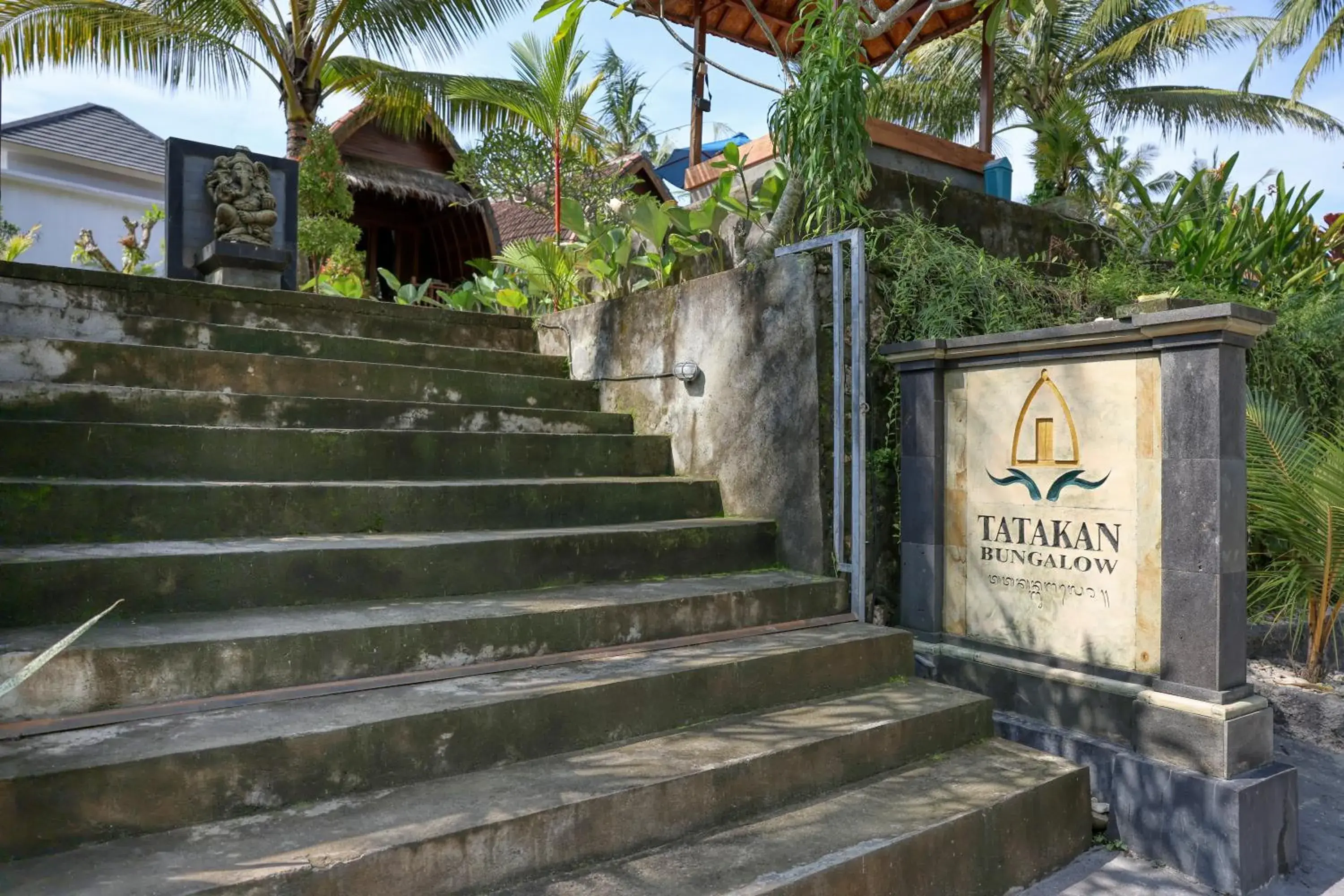 Facade/entrance in Kelingking Tatakan Villa Facade/entrance in Kelingking Tatakan Villa