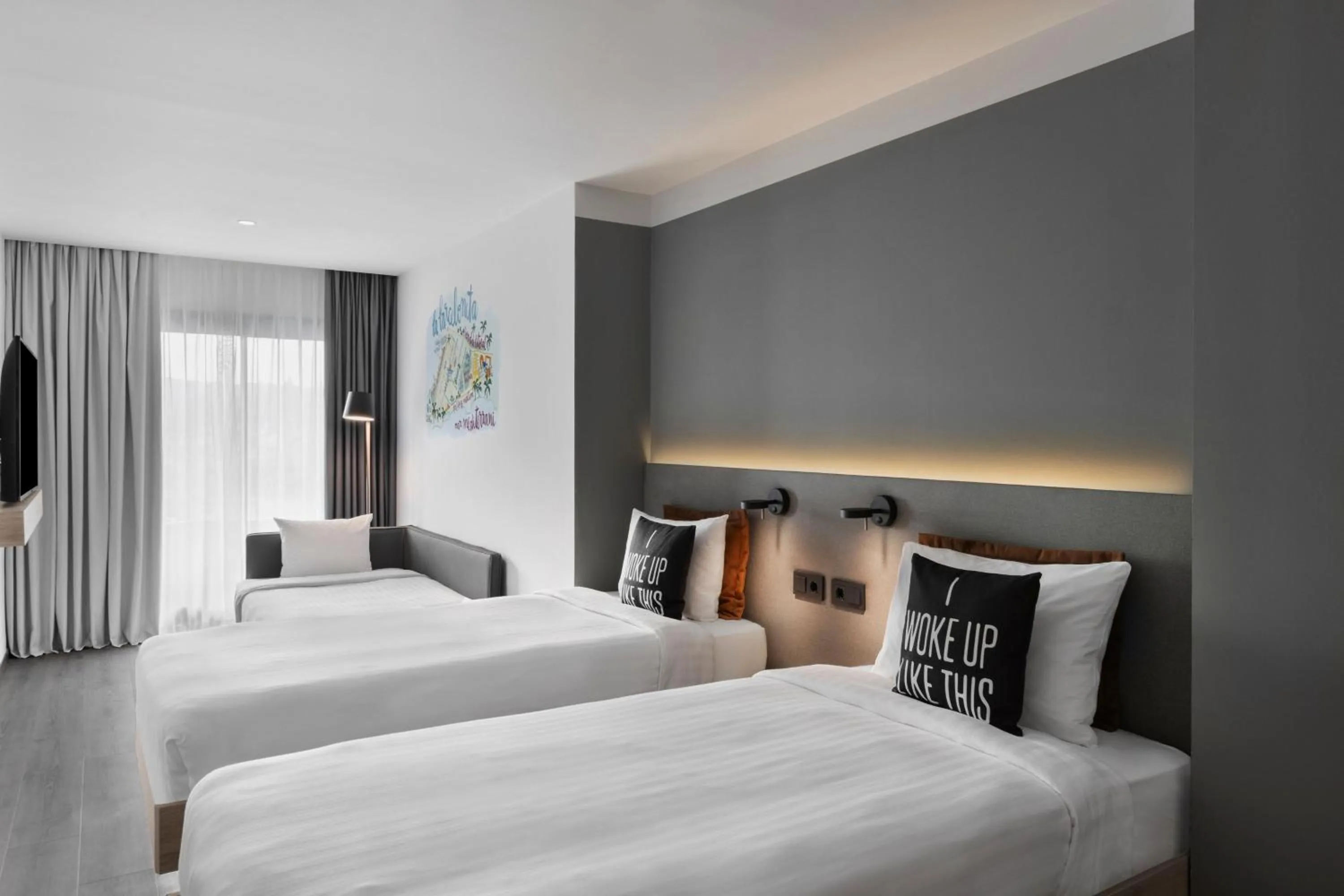 Photo of the whole room, Bed in Moxy Barcelona